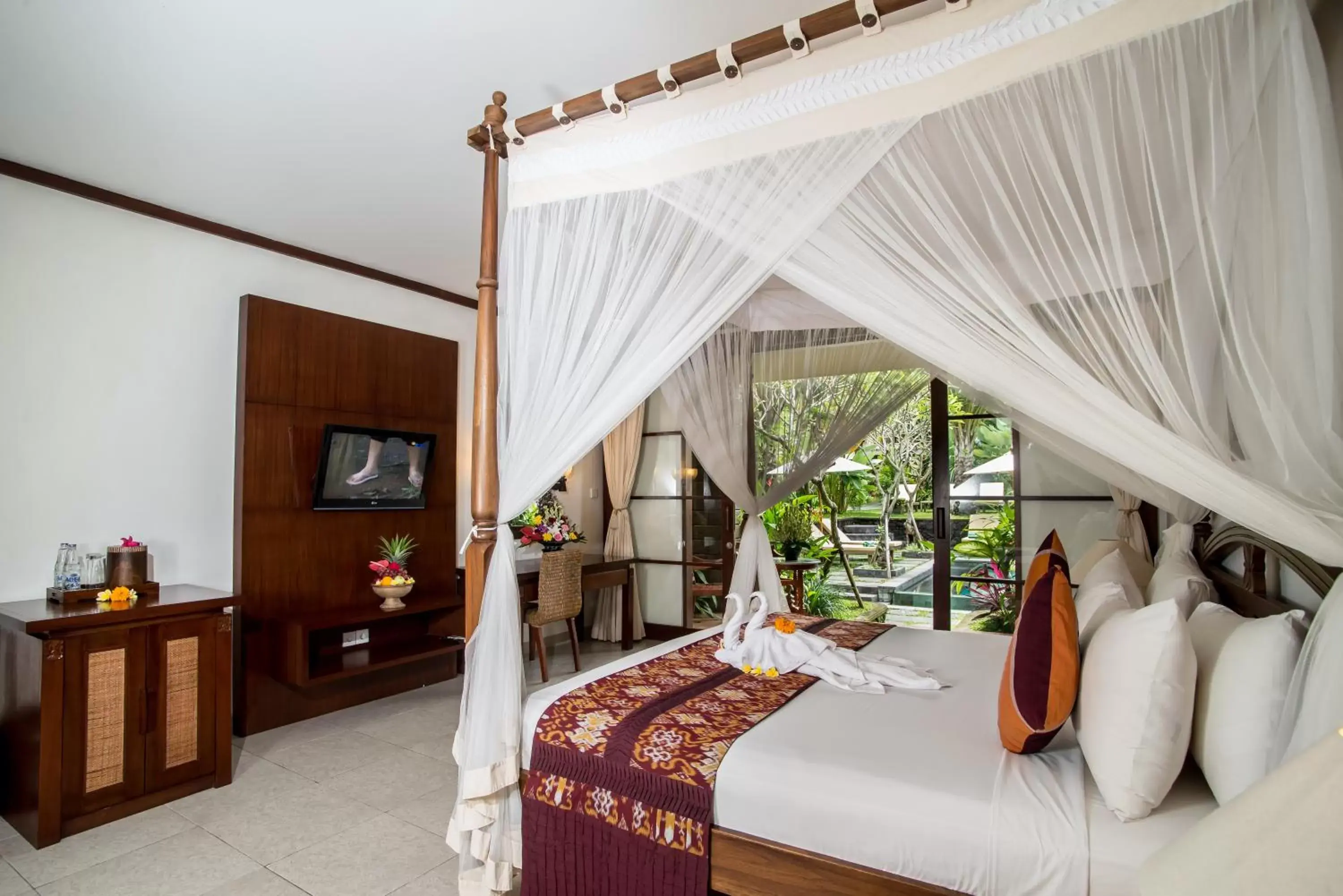 Bed in Kori Ubud Resort, Restaurant & Spa