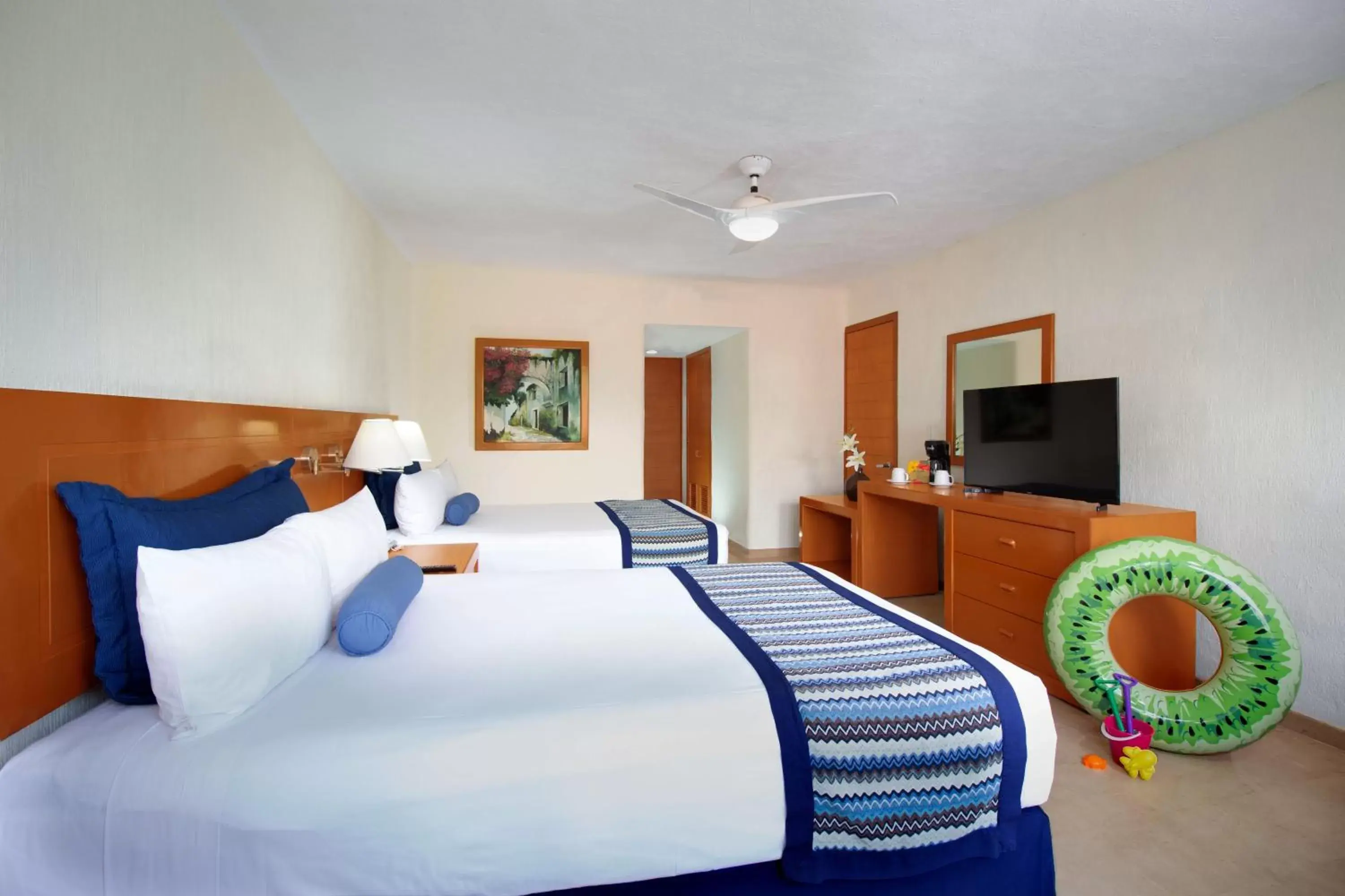 fireplace, Bed in Plaza Pelicanos Grand Beach Resort All Inclusive