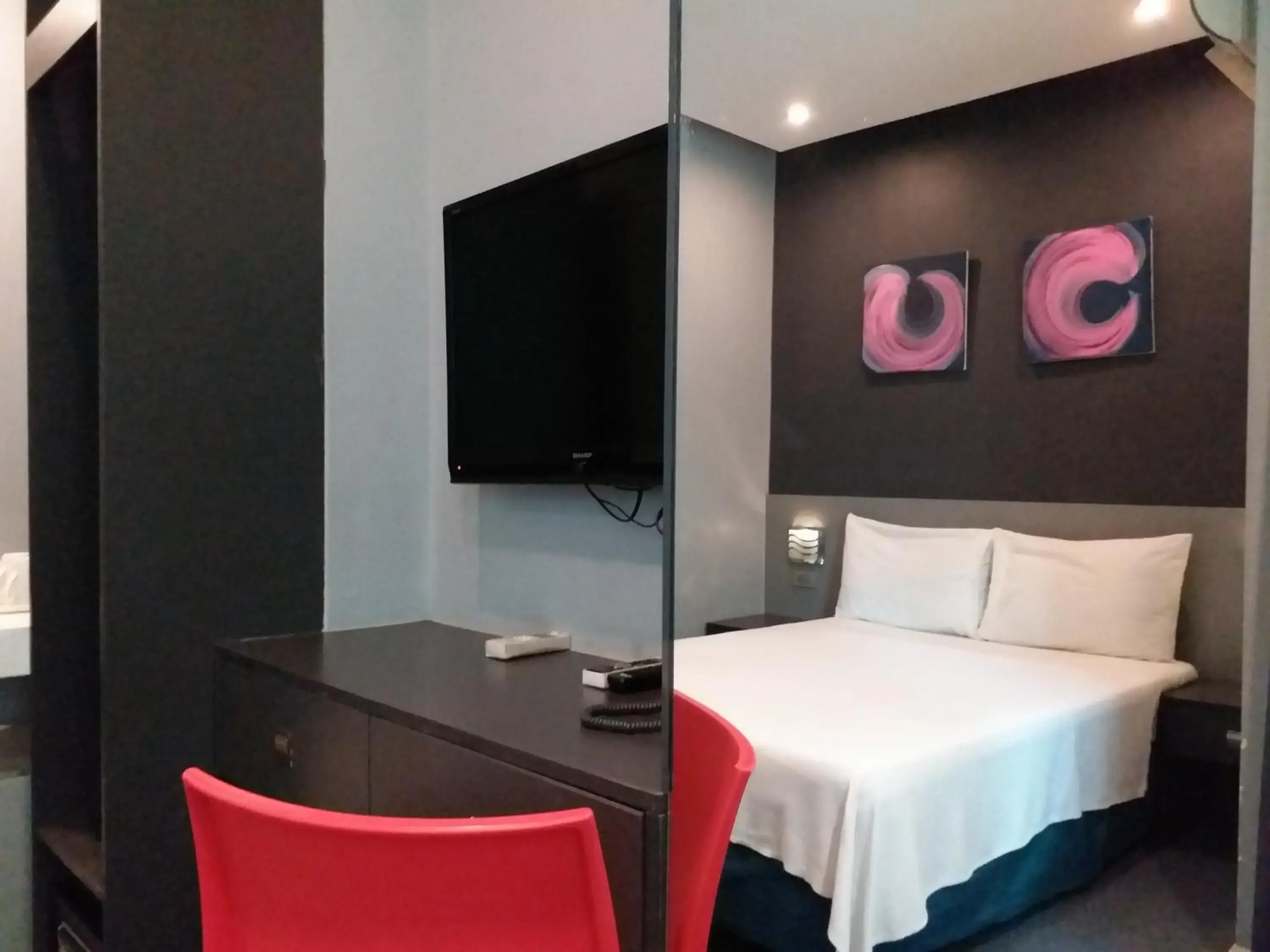 Bed, TV/Entertainment Center in Leez Inn Malate