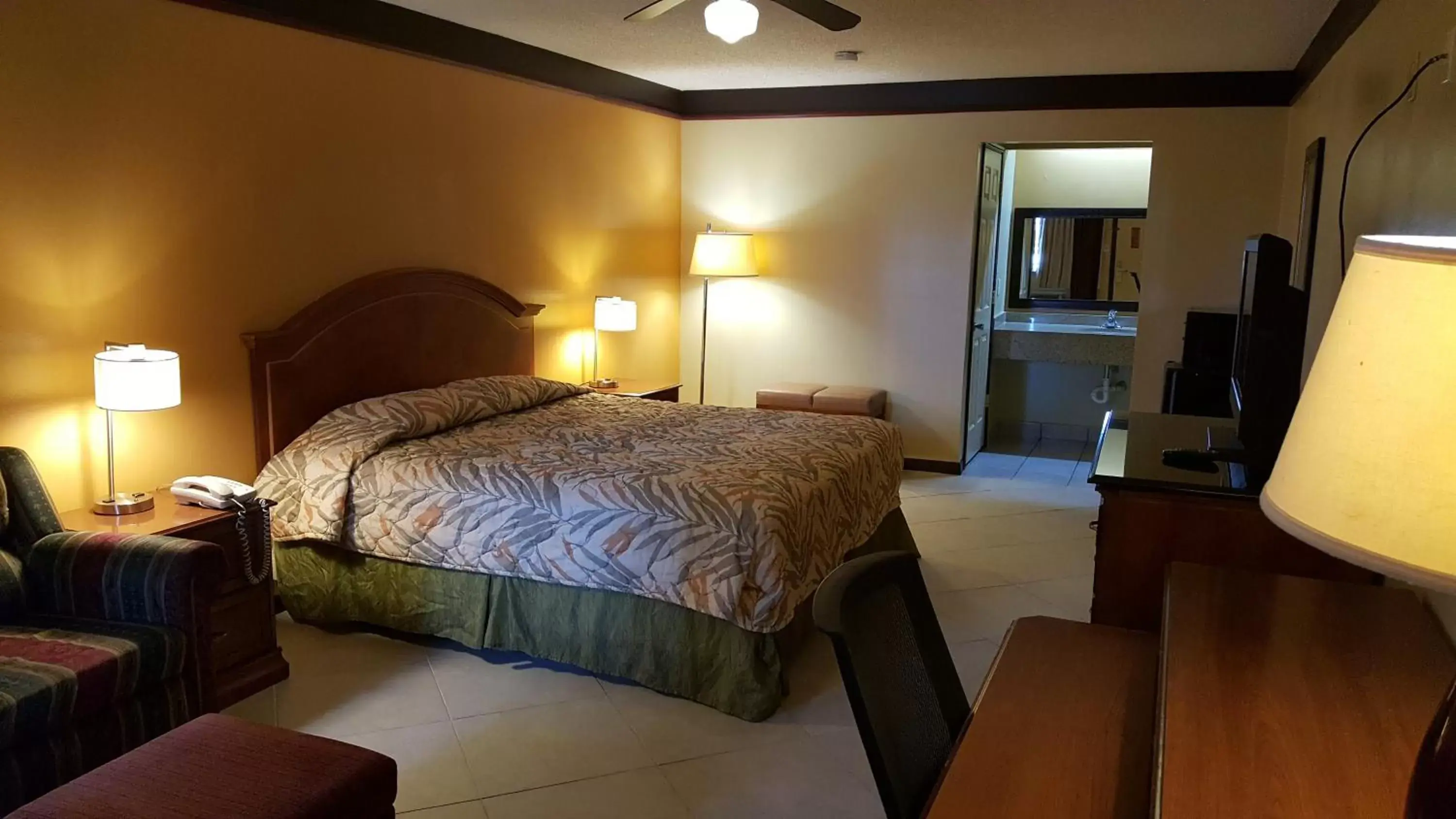 Bed in Deluxe Inn and Suites