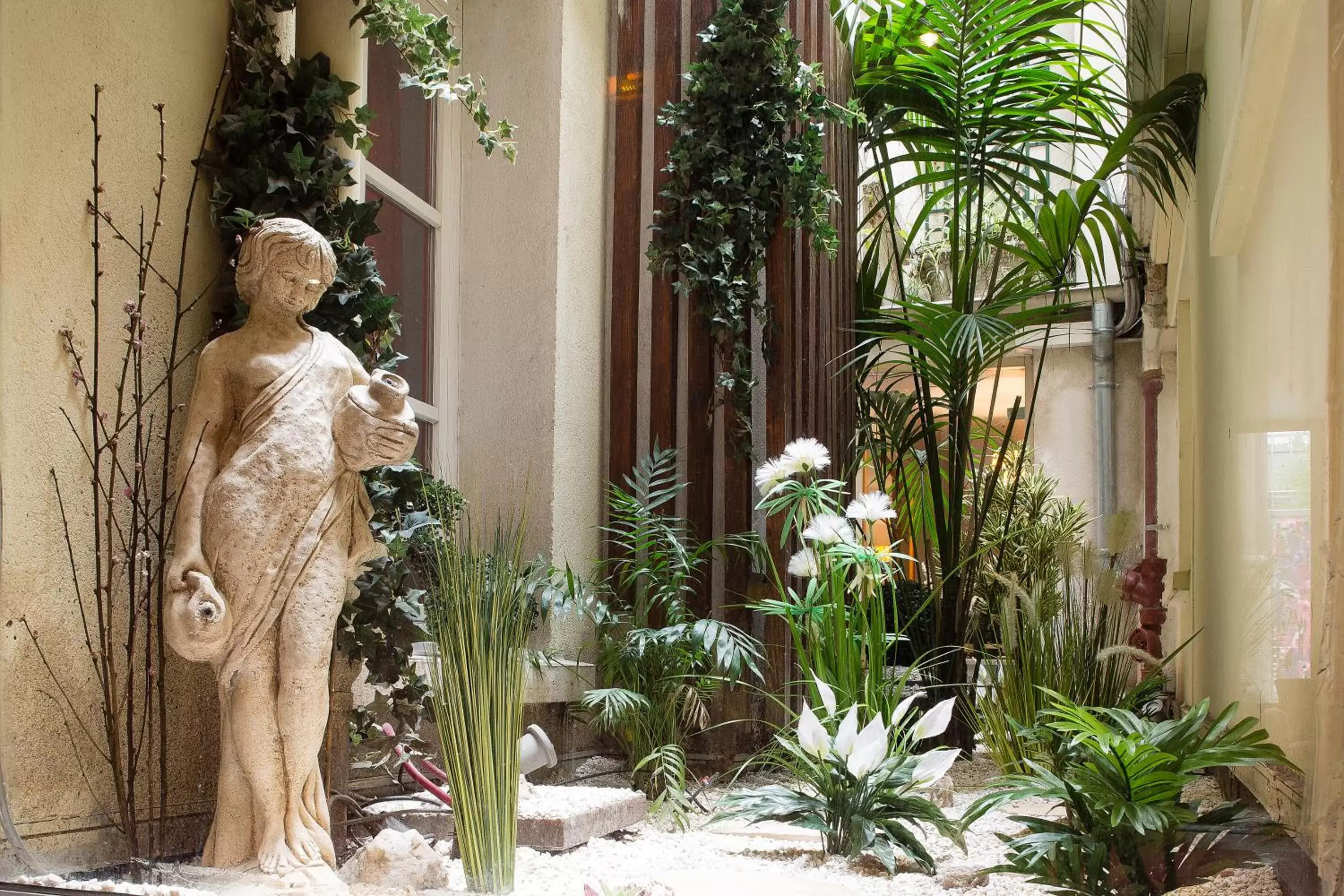 Garden view in Hotel Louvre Bons Enfants