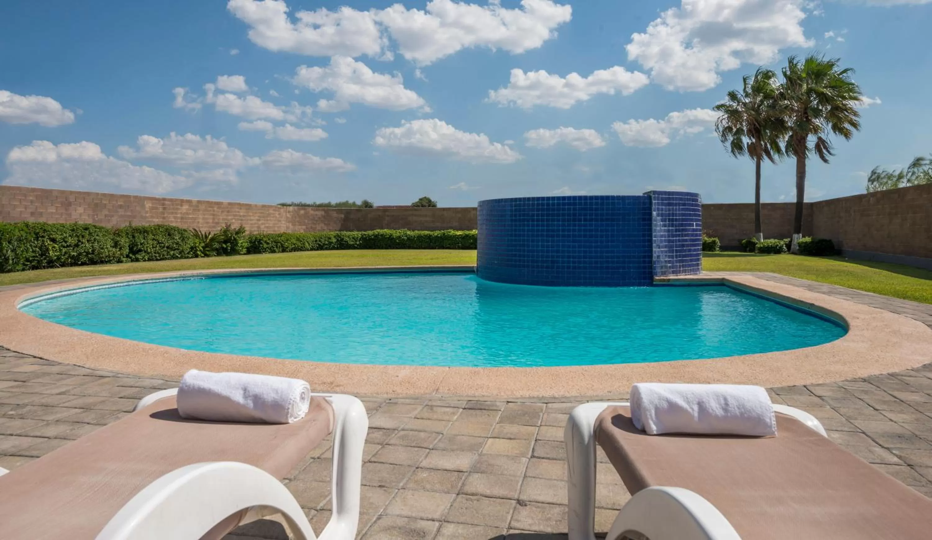 Swimming pool in Real Inn Nuevo Laredo