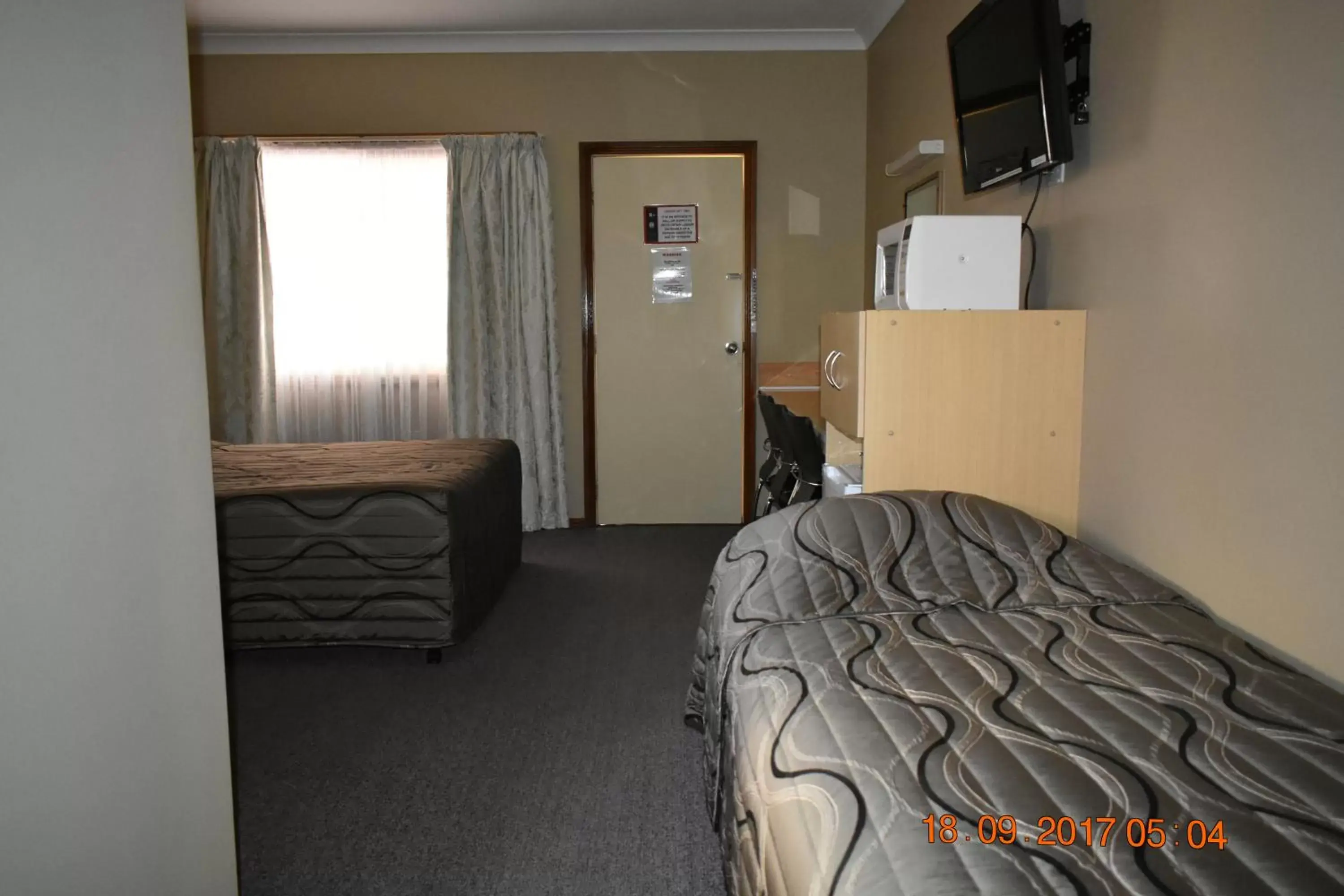 Photo of the whole room, Bed in Cooee Motel