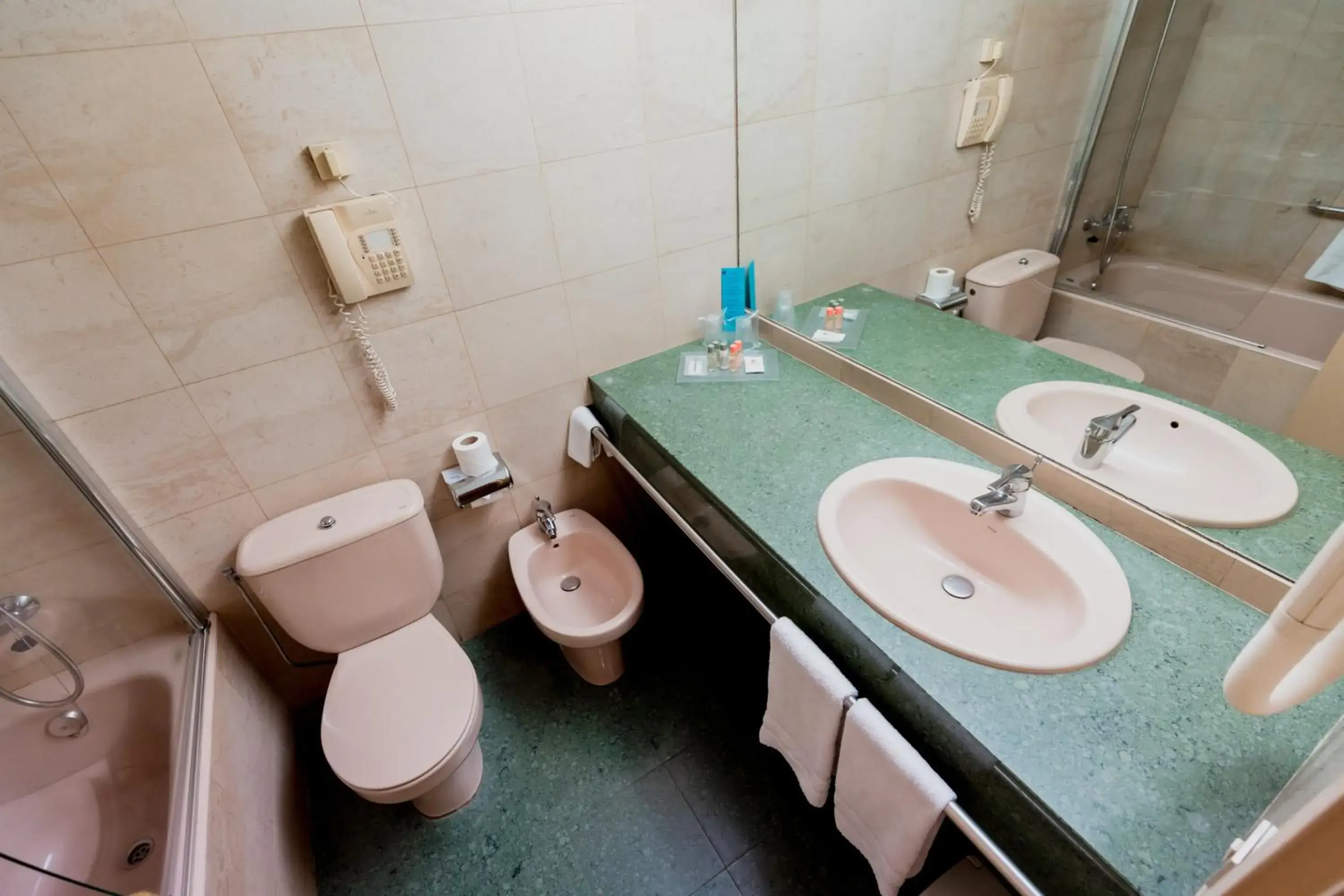 Bathroom in Sercotel Delfos Andorra