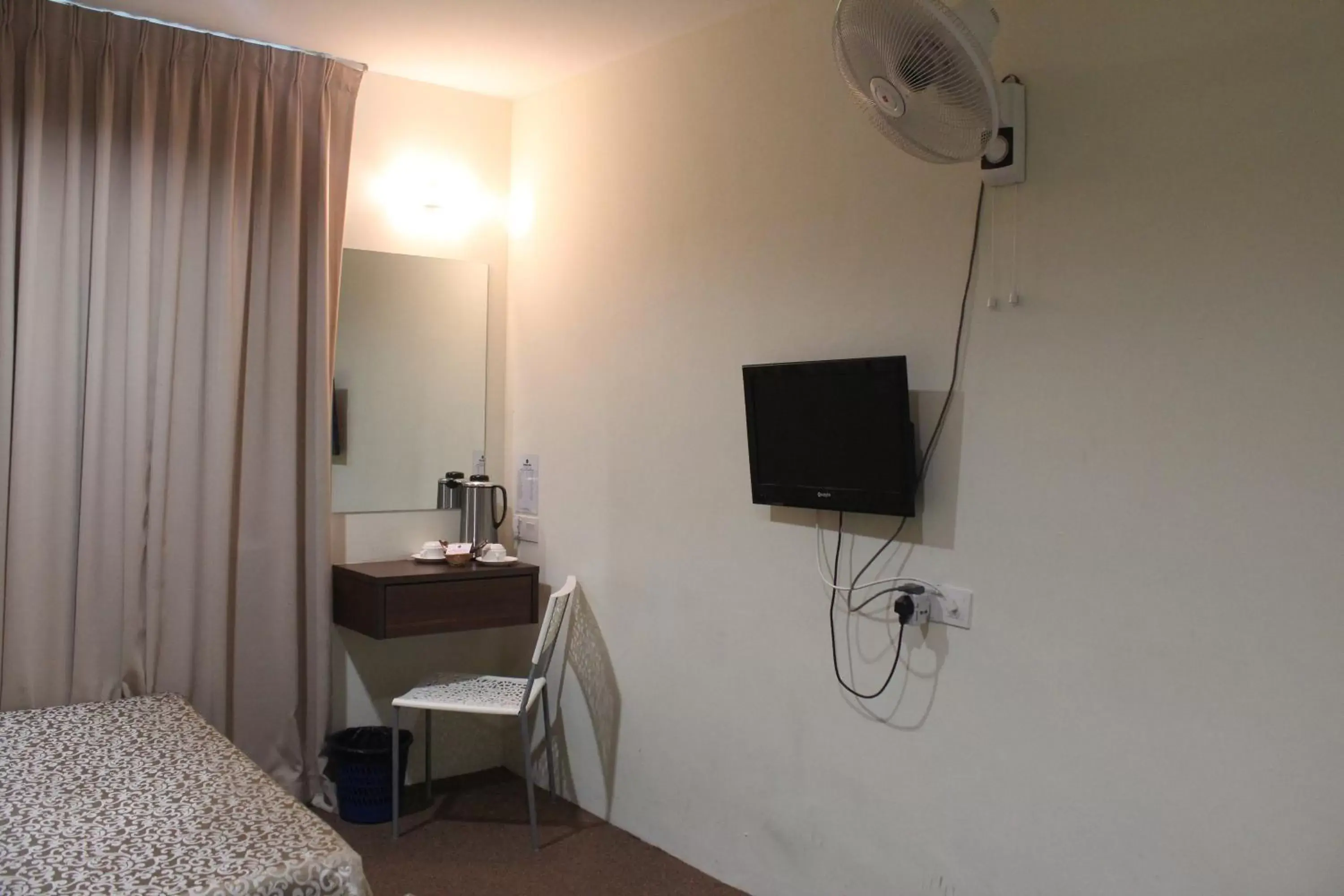 Bedroom, TV/Entertainment Center in Grand Inn Hotel - Macalister Road