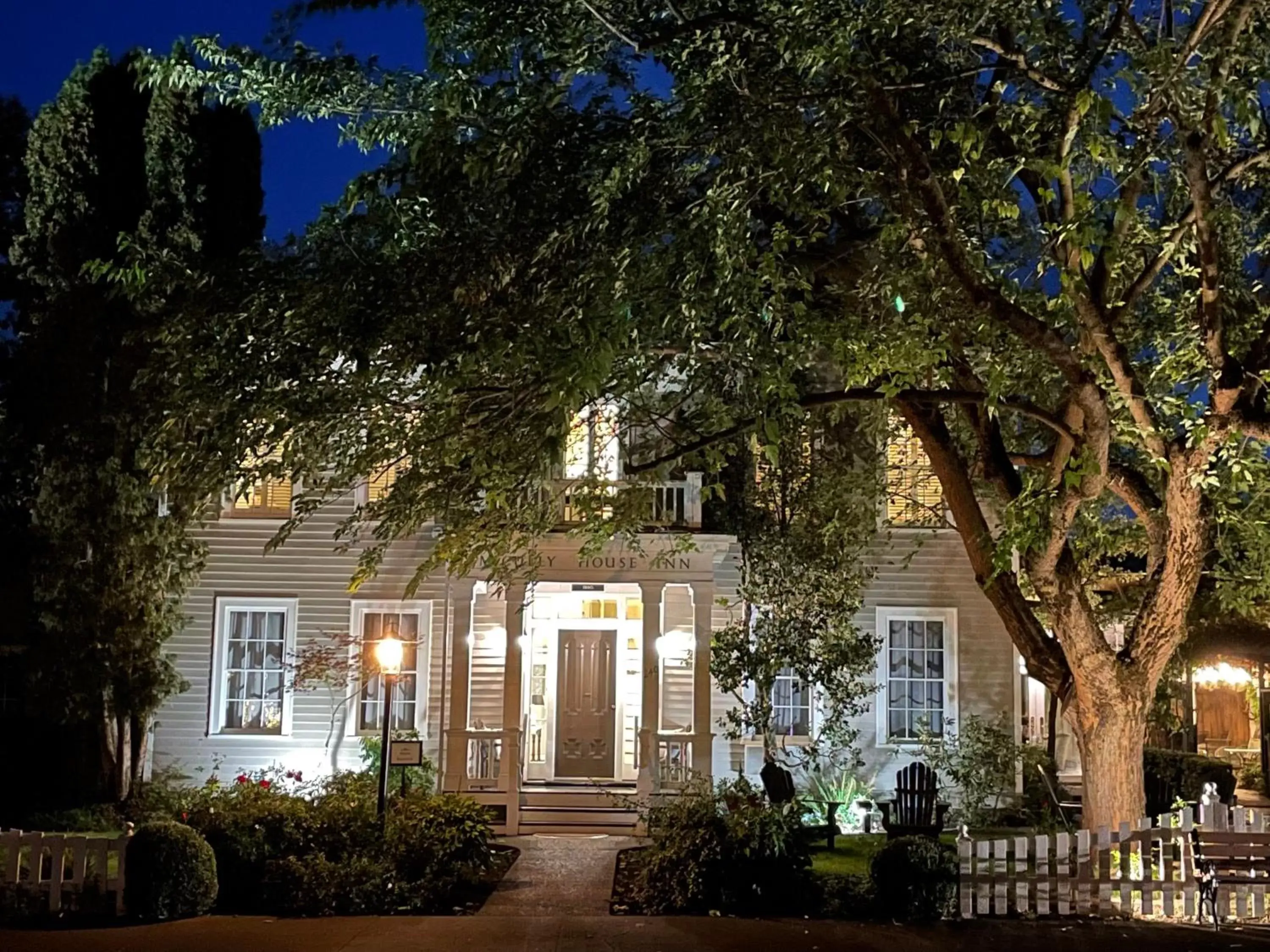 Facade/entrance, Property Building in McCully House Inn