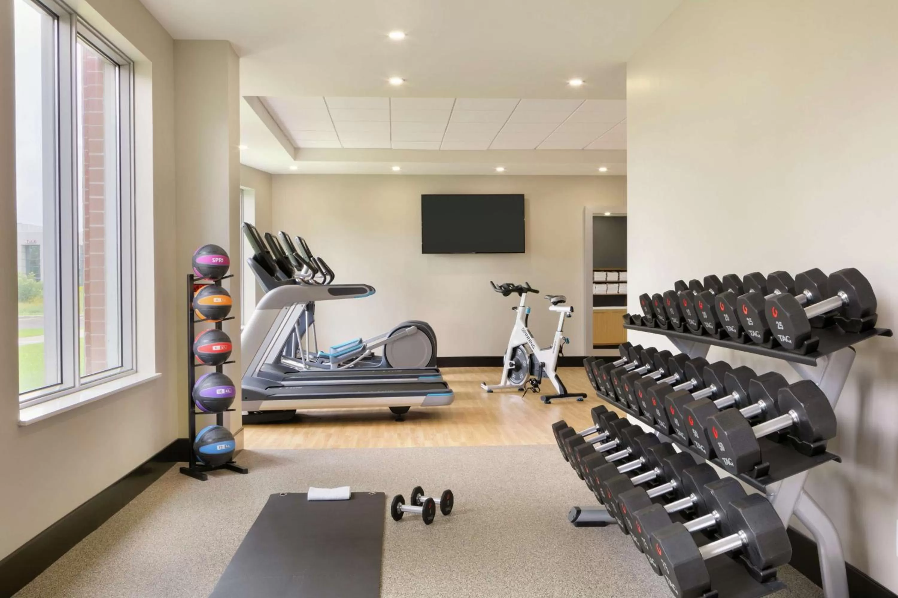 Fitness centre/facilities in Embassy Suites By Hilton Montreal Airport