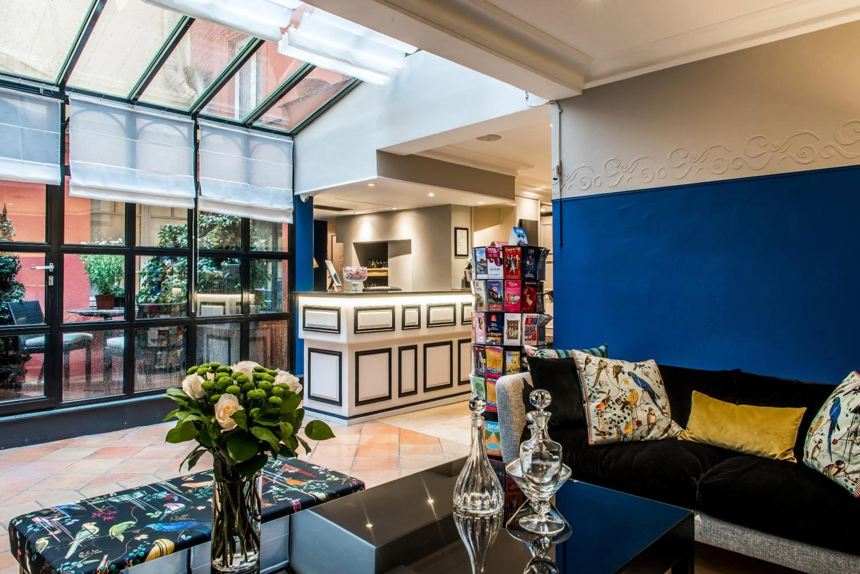 Patio in Hôtel Jardin Le Bréa