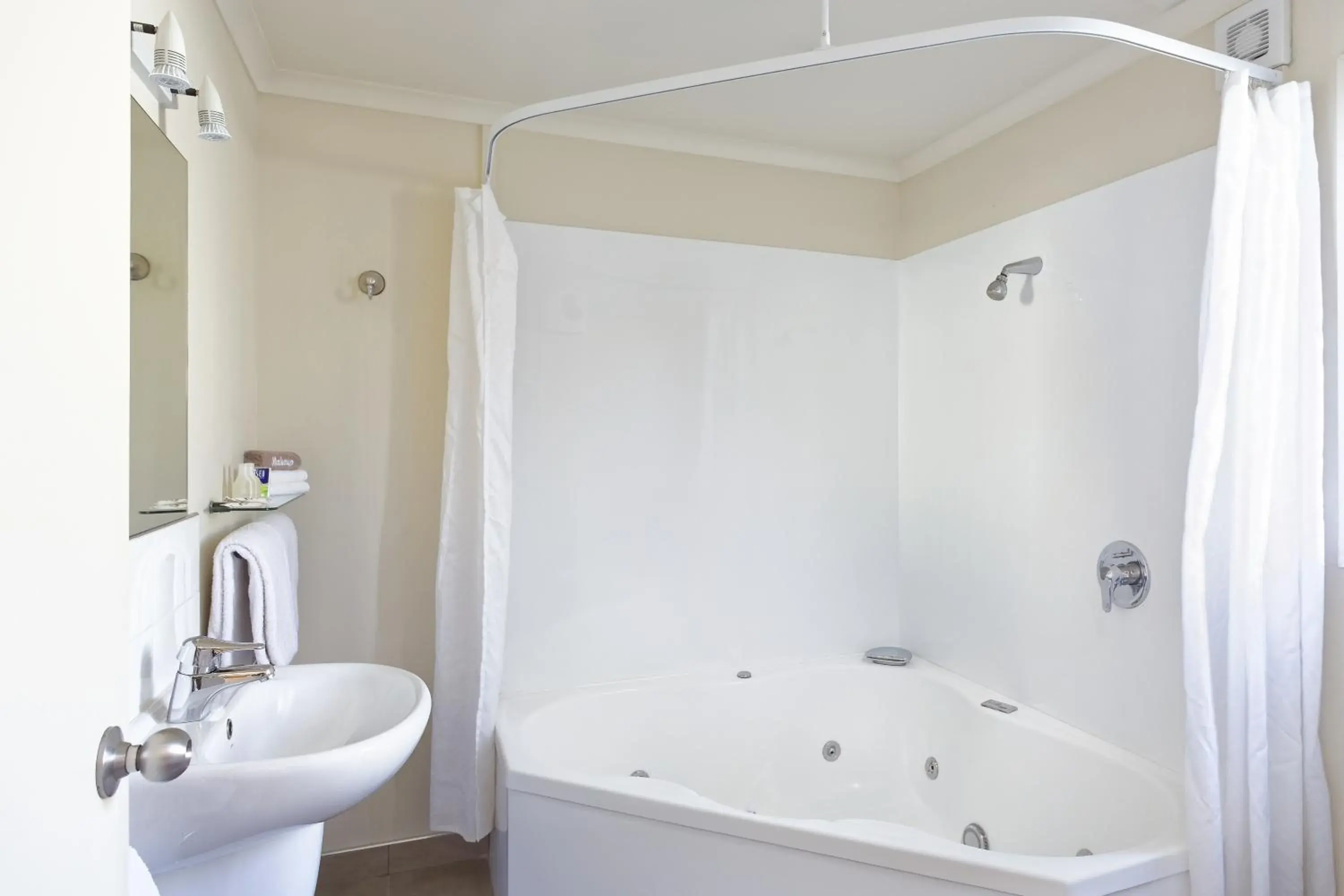 Shower, Bathroom in BK's Rotorua Motor Lodge