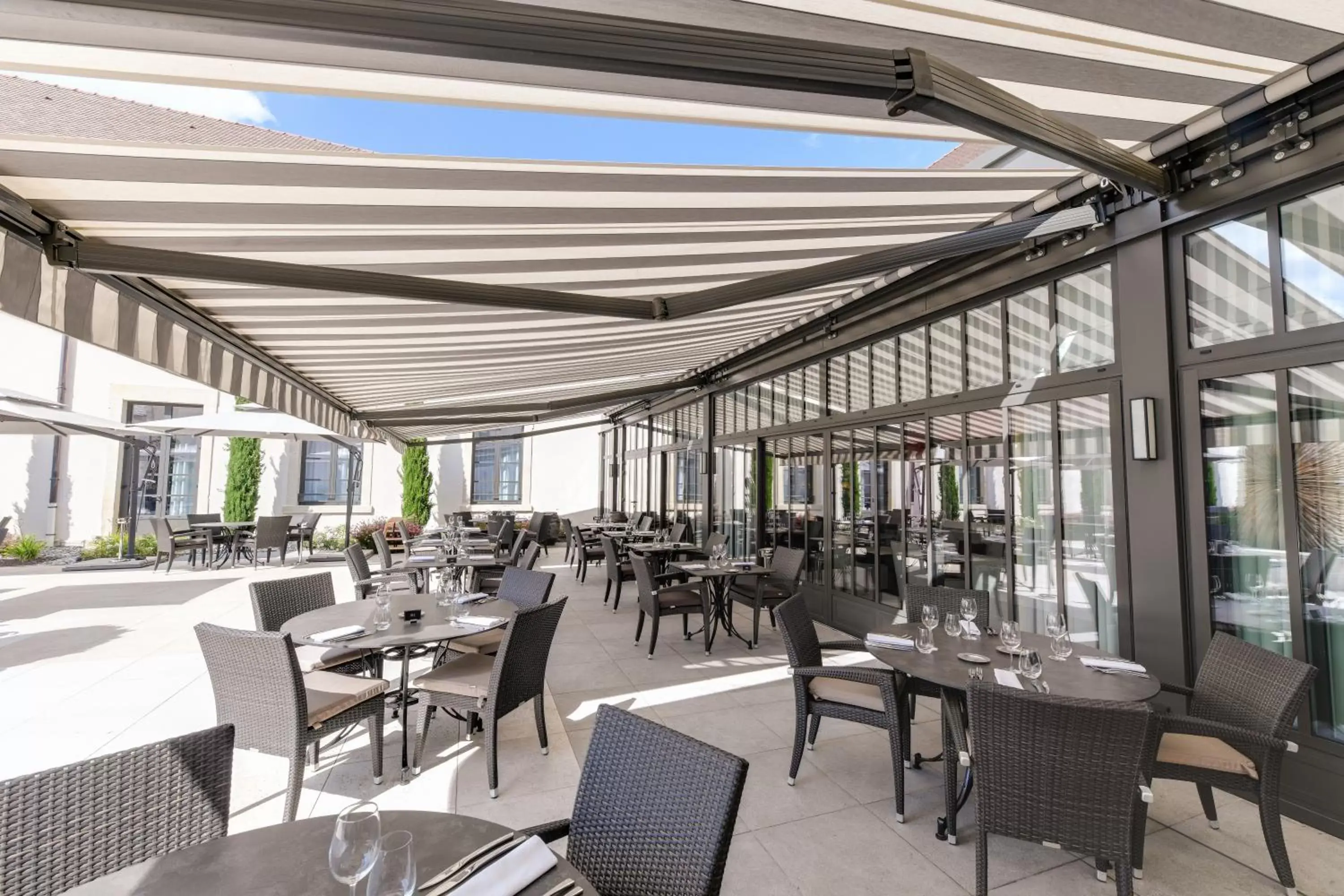 Patio, Restaurant/Places to Eat in Hôtel & Spa Les Sept Fontaines Best Western Premier