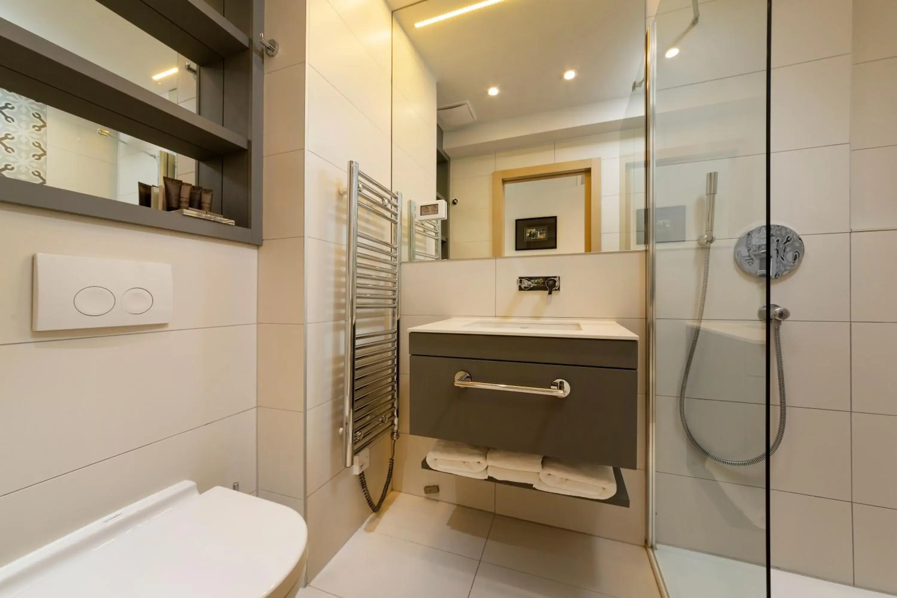 Shower, Bathroom in Royal Neptun Hotel