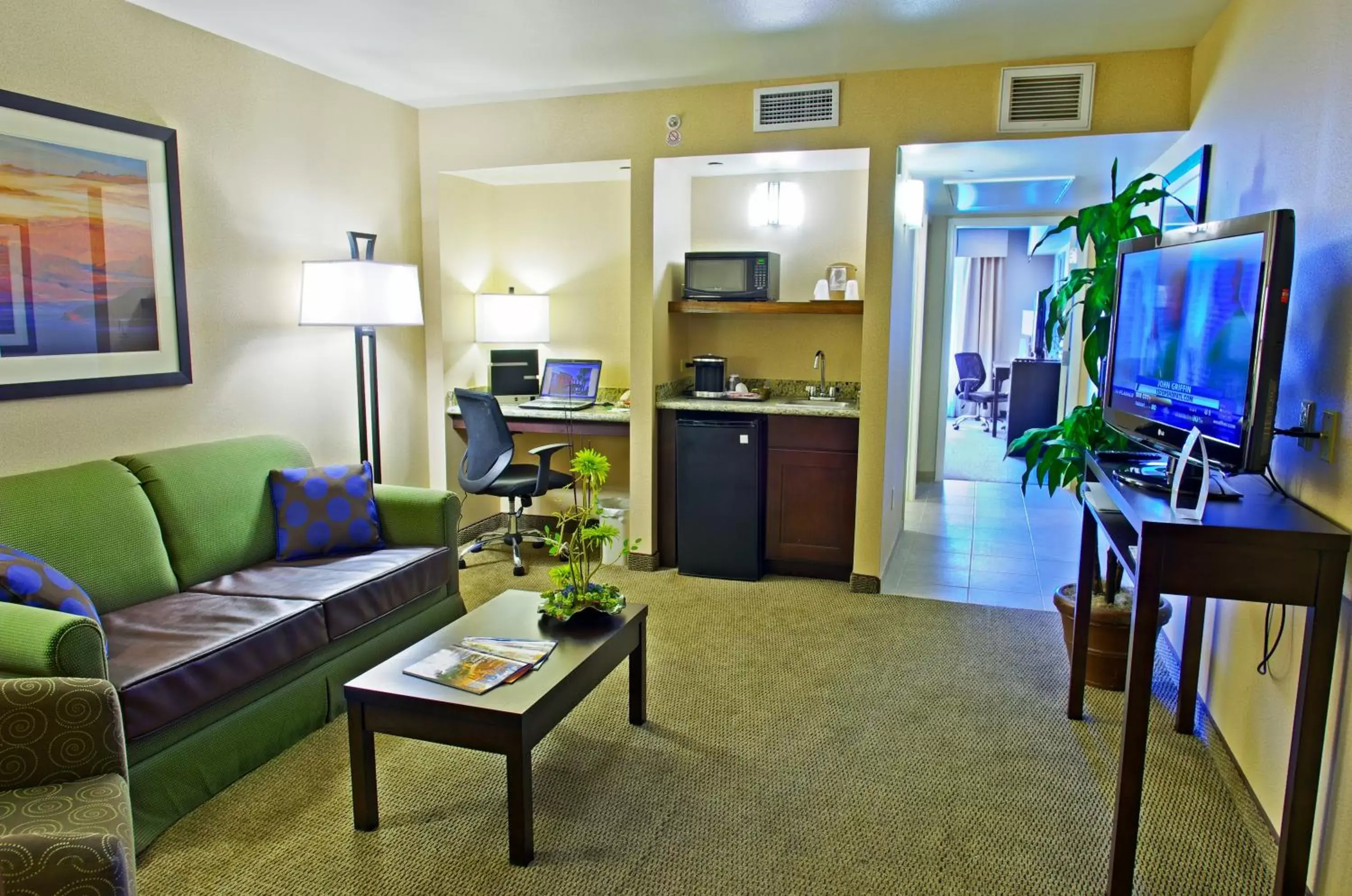 Bedroom, Seating Area in Holiday Inn Phoenix Airport, an IHG Hotel