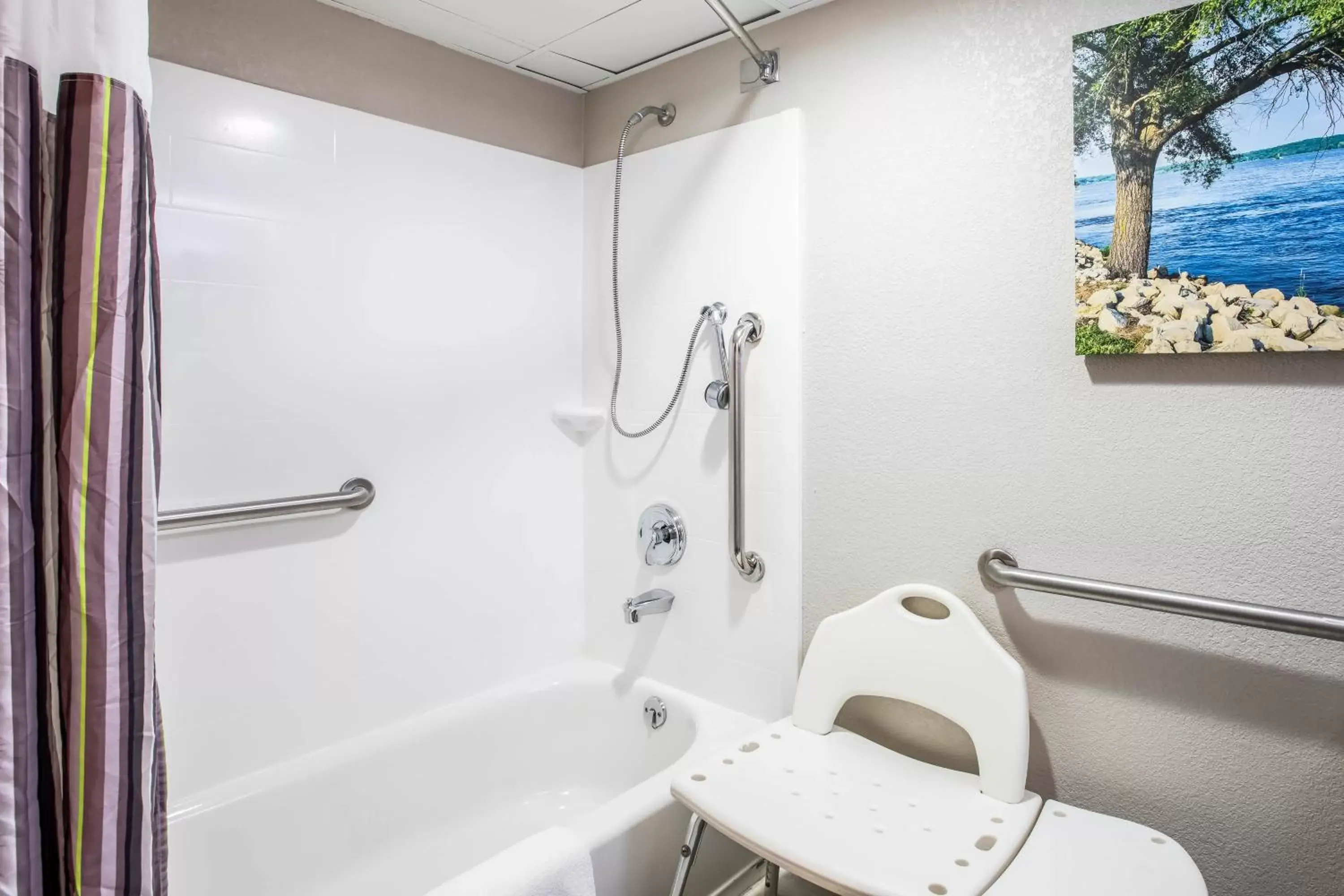 Bathroom in La Quinta Inn by Wyndham Davenport & Conference Center