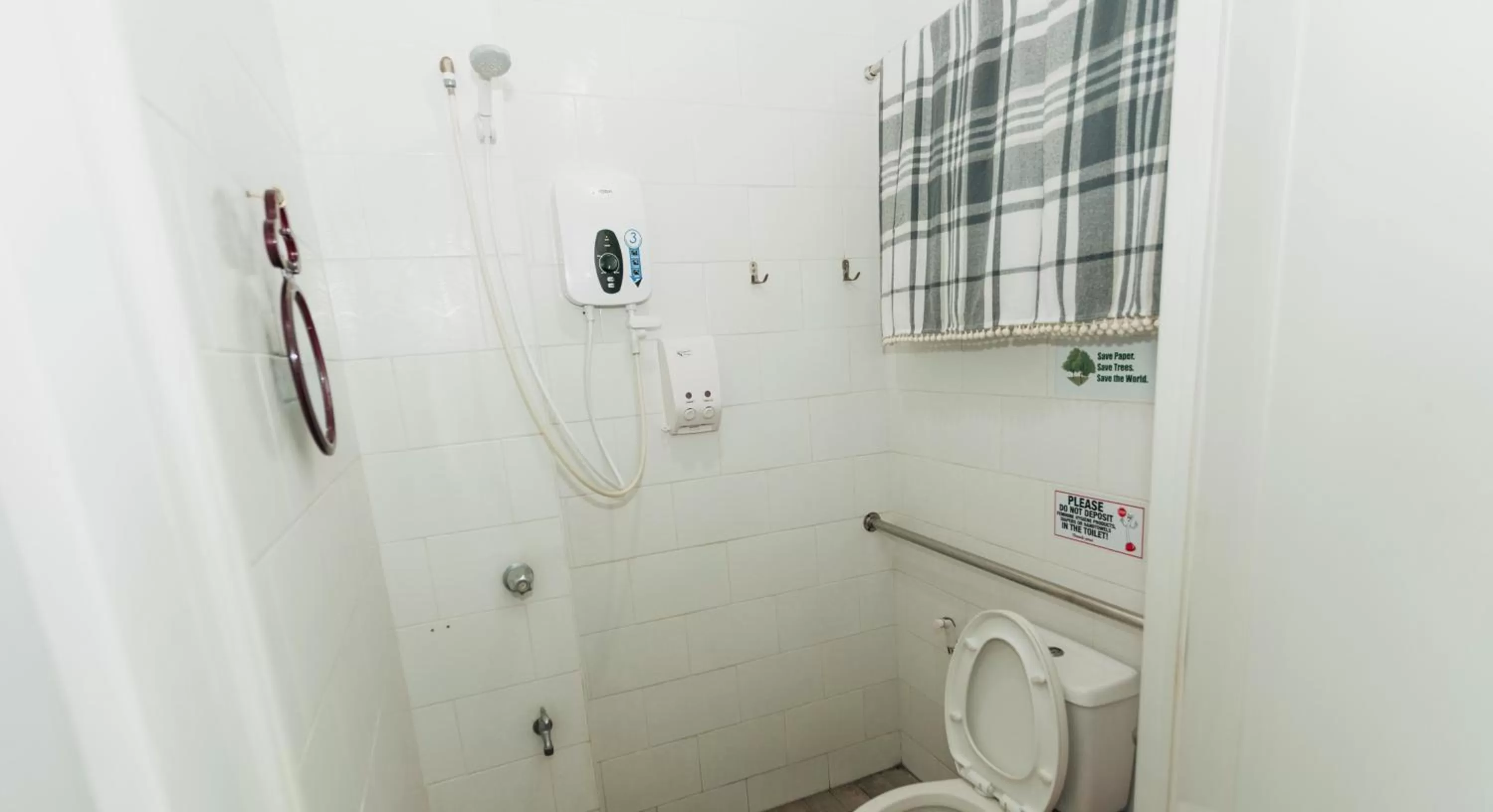 Toilet in Kingswick Residences & Lodge