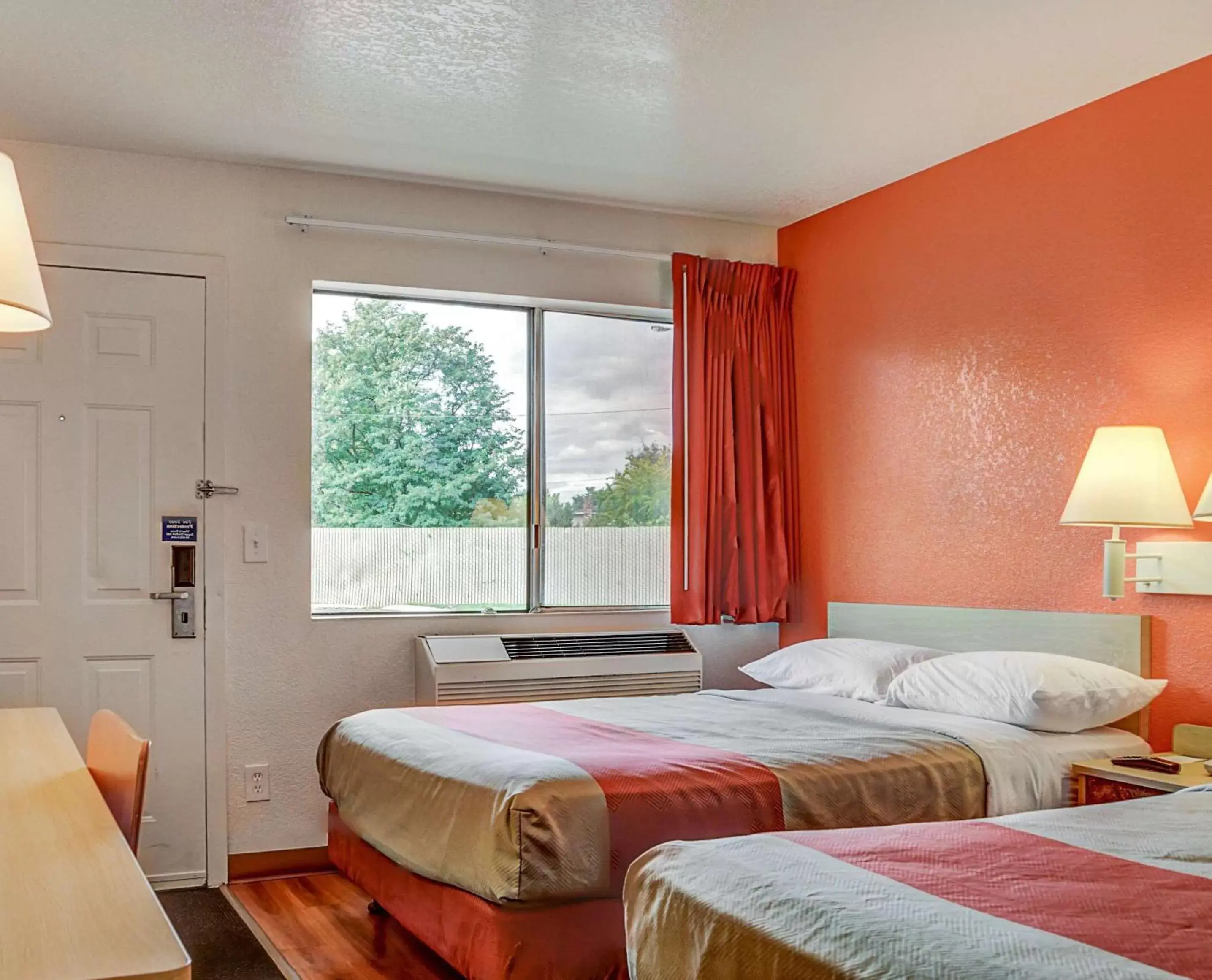 Bedroom, Bed in Motel 6-Portland, OR - Central