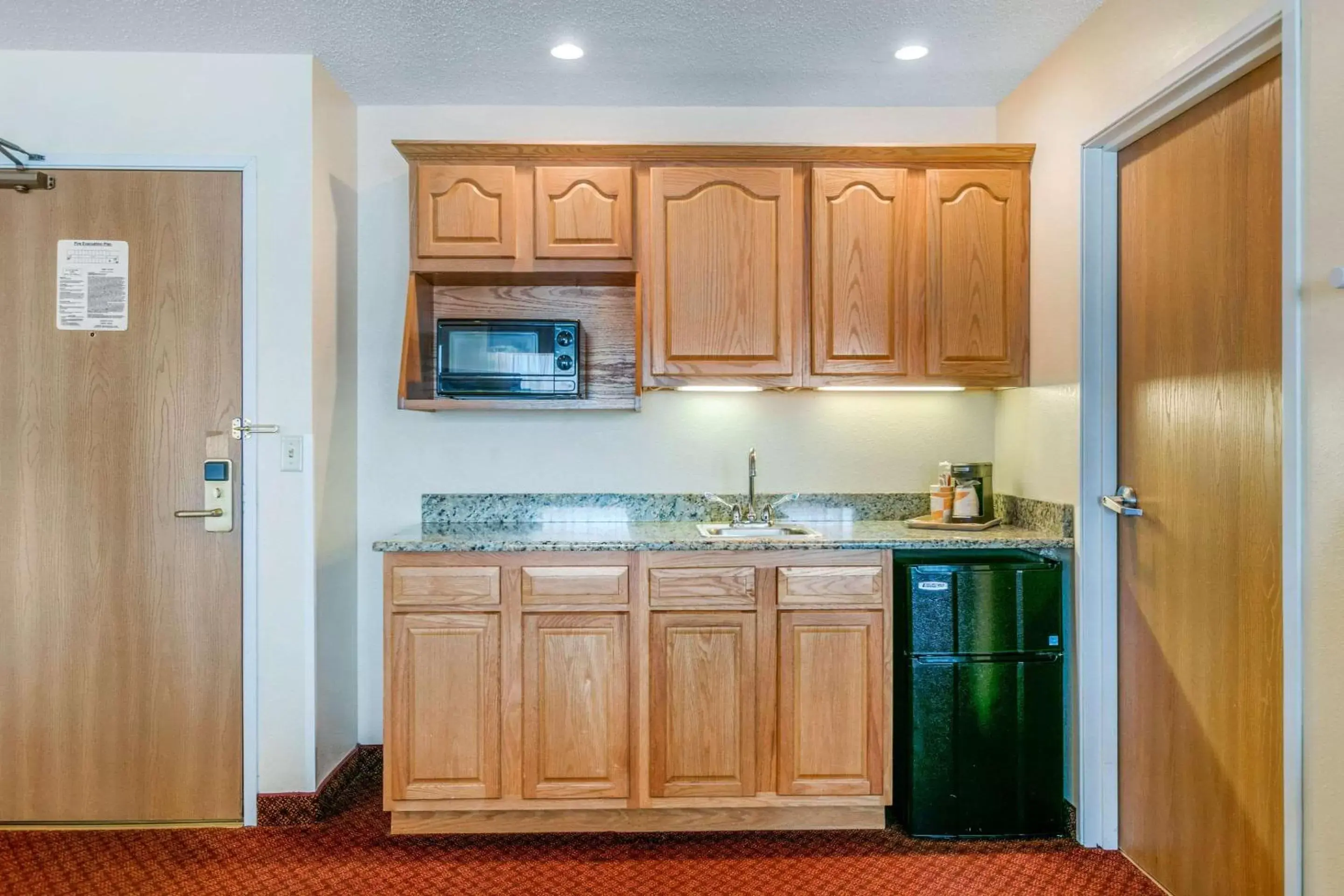 Photo of the whole room, Kitchen/Kitchenette in Quality Inn near Monument Health Rapid City Hospital