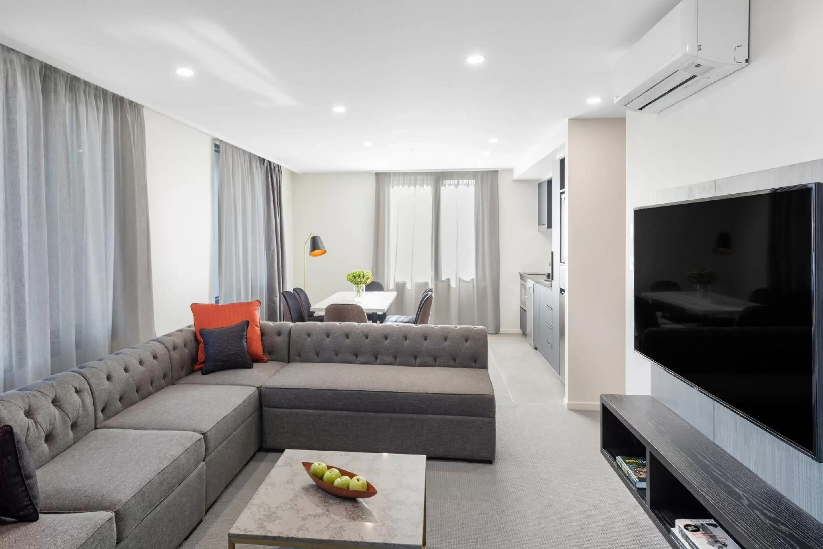 TV and multimedia, Seating Area in Deco Hotel Canberra