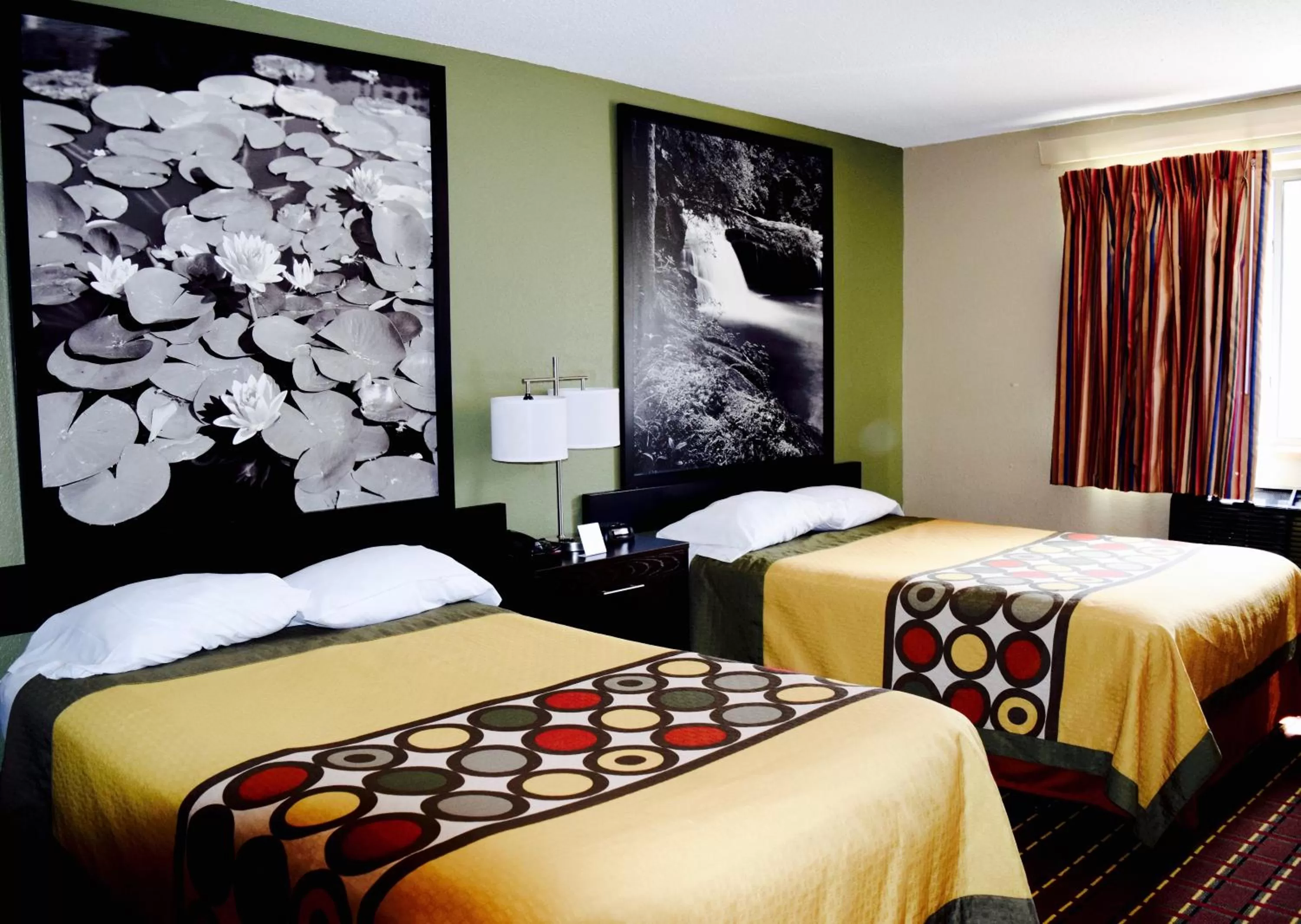 Bedroom, Bed in Super 8 by Wyndham Homewood Birmingham Area