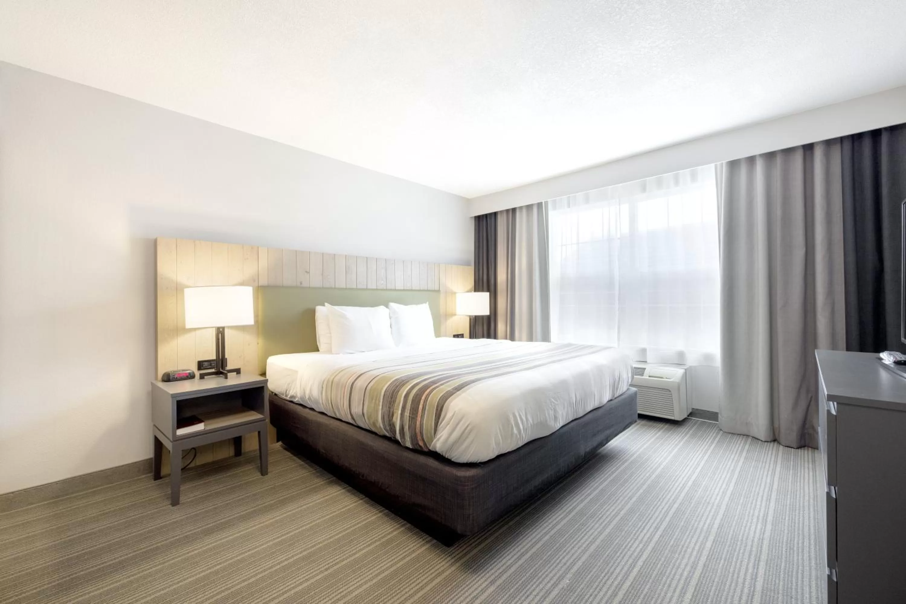 Bed in Country Inn & Suites by Radisson, Tinley Park, IL