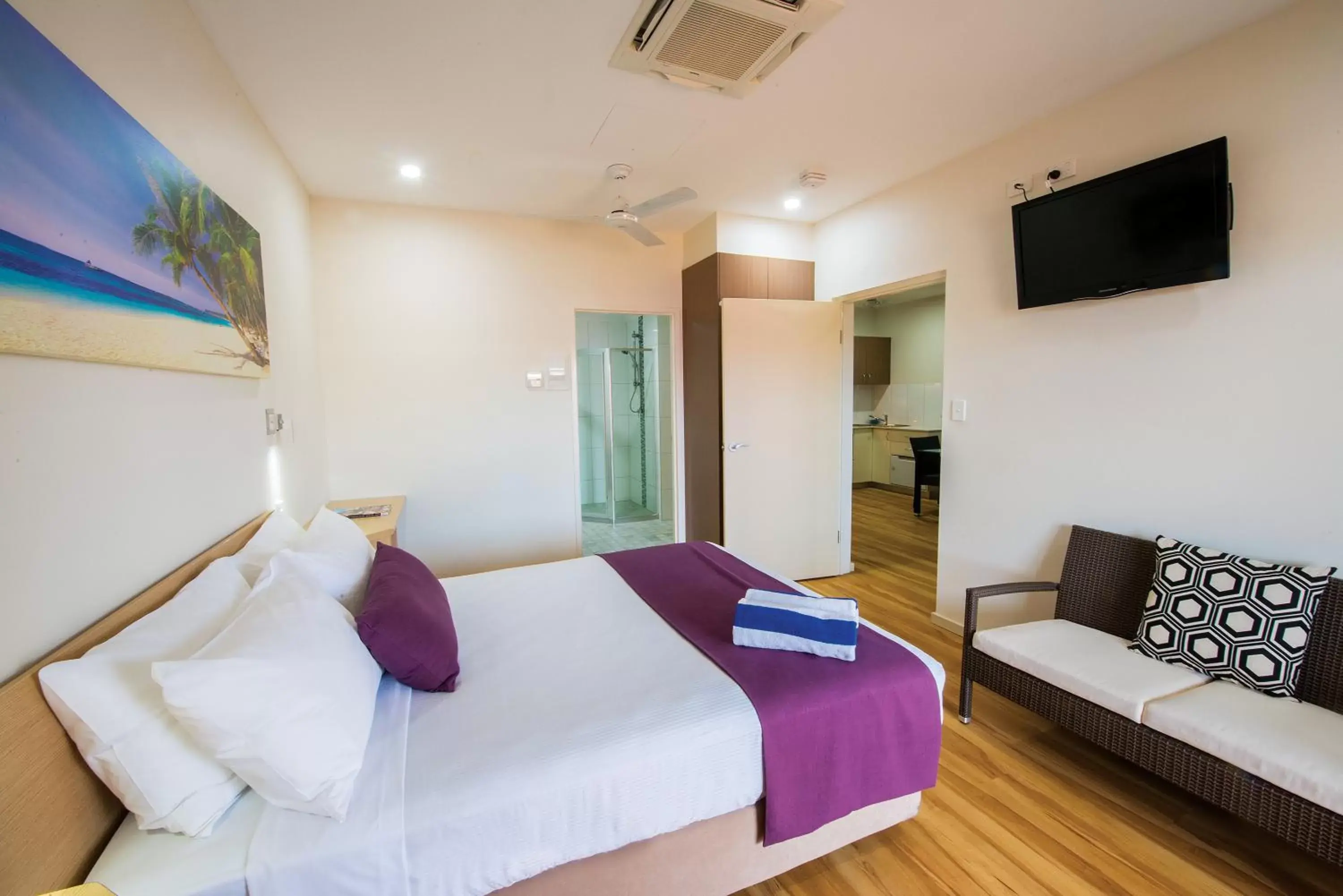 Kitchen or kitchenette, Bed in Club Tropical Resort Darwin