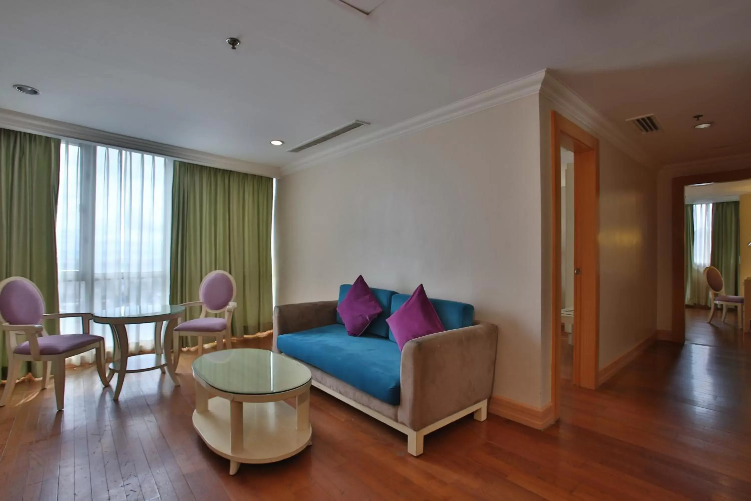 Living room, Seating Area in Crown Regency Hotel & Towers