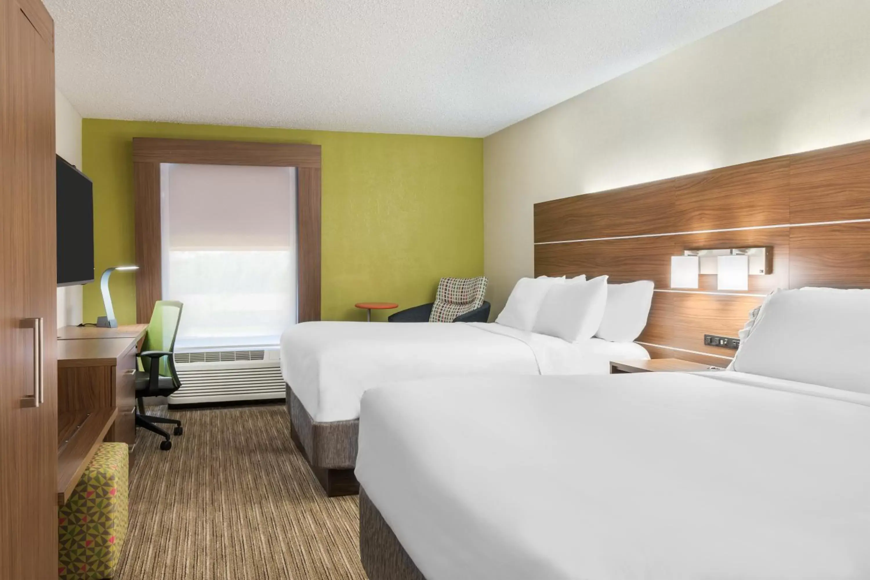 Photo of the whole room, Bed in Holiday Inn Express Hotel & Suites Bentonville, an IHG Hotel