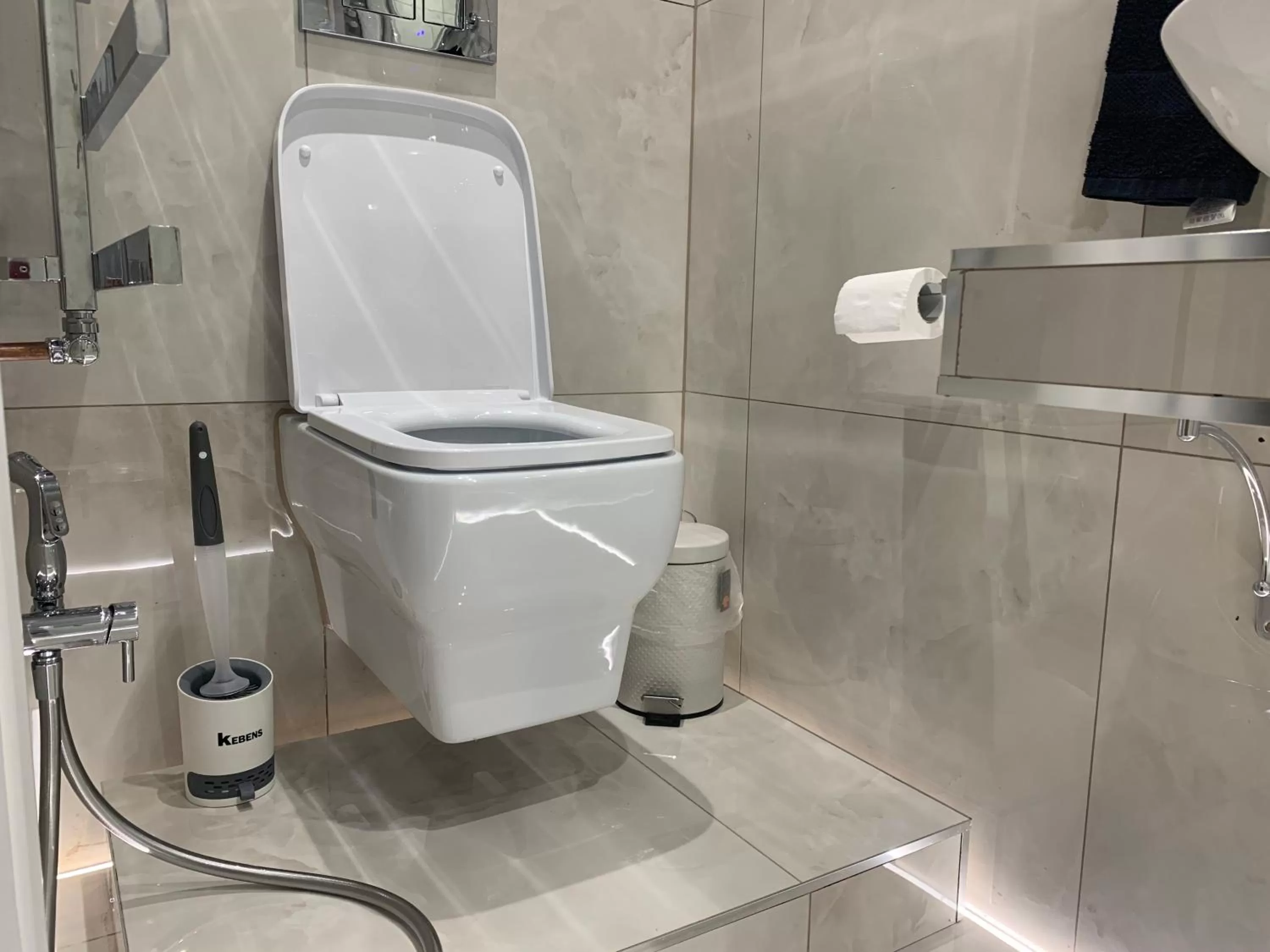 Toilet, Bathroom in Double Bedroom w Ensuite Bathroom Near Grand Union Canal for Family and Friends