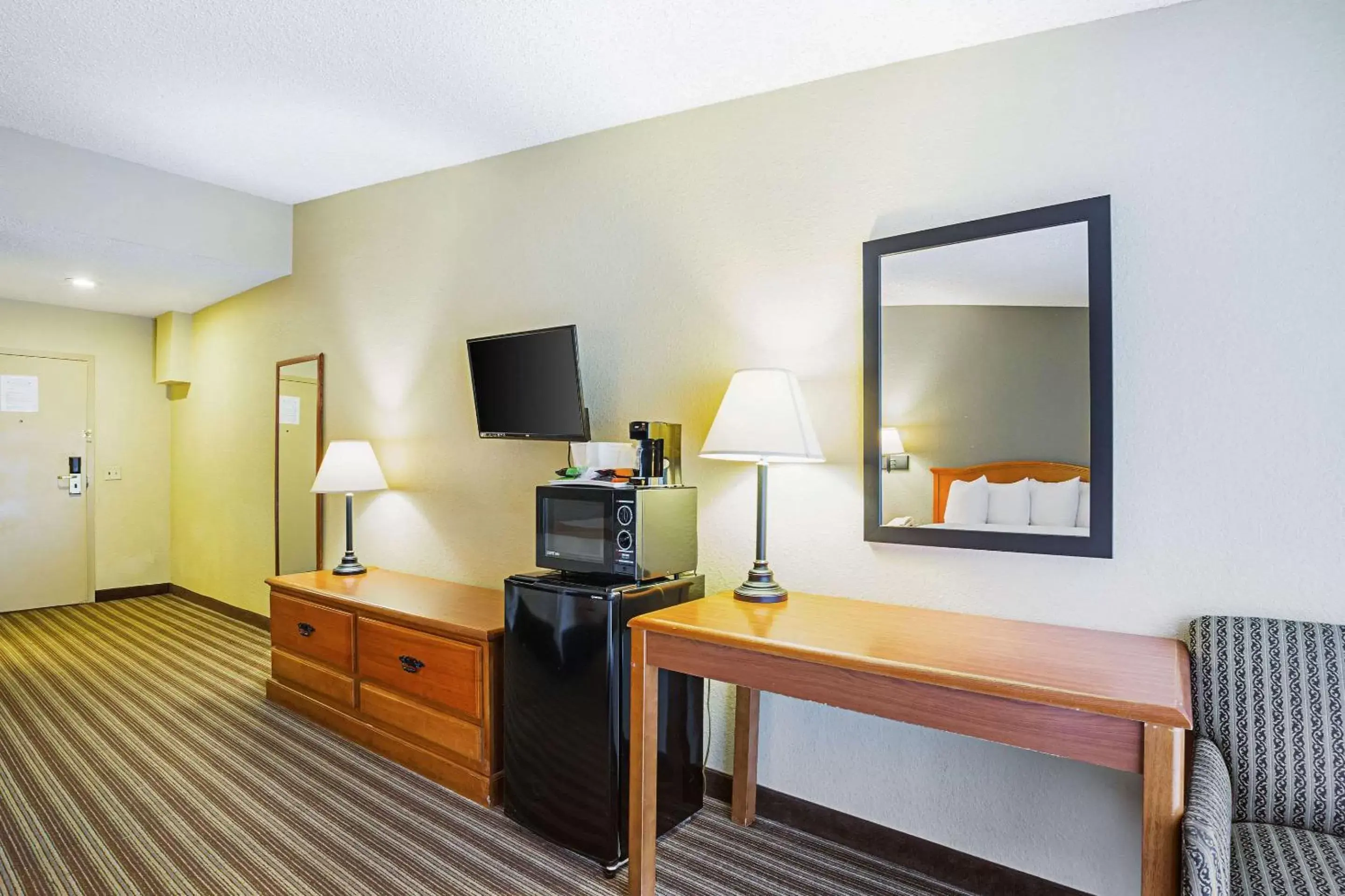 Photo of the whole room, TV/Entertainment Center in Quality Inn & Suites NRG Park - Medical Center