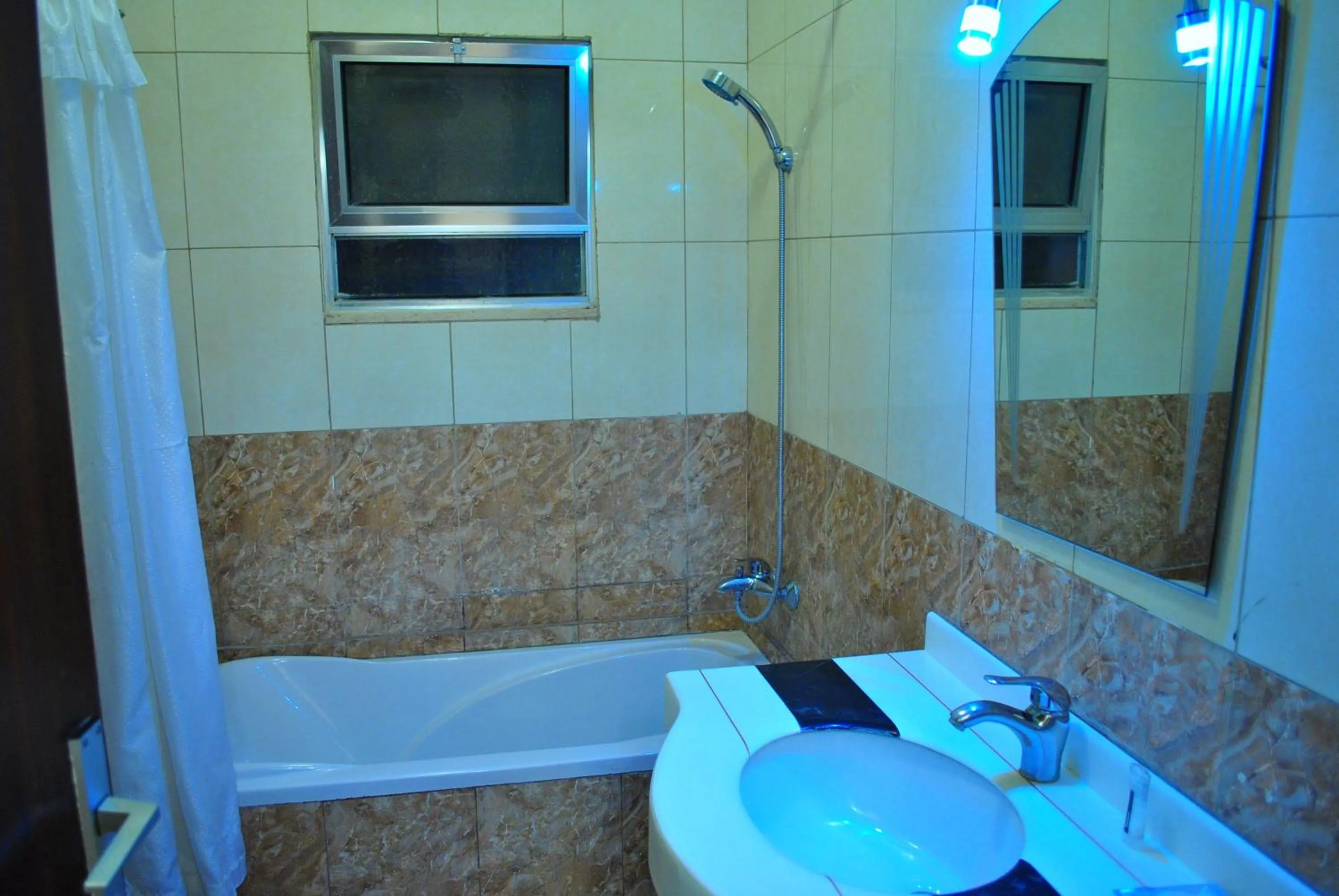 Shower in Al Qidra Hotel & Suites Aqaba