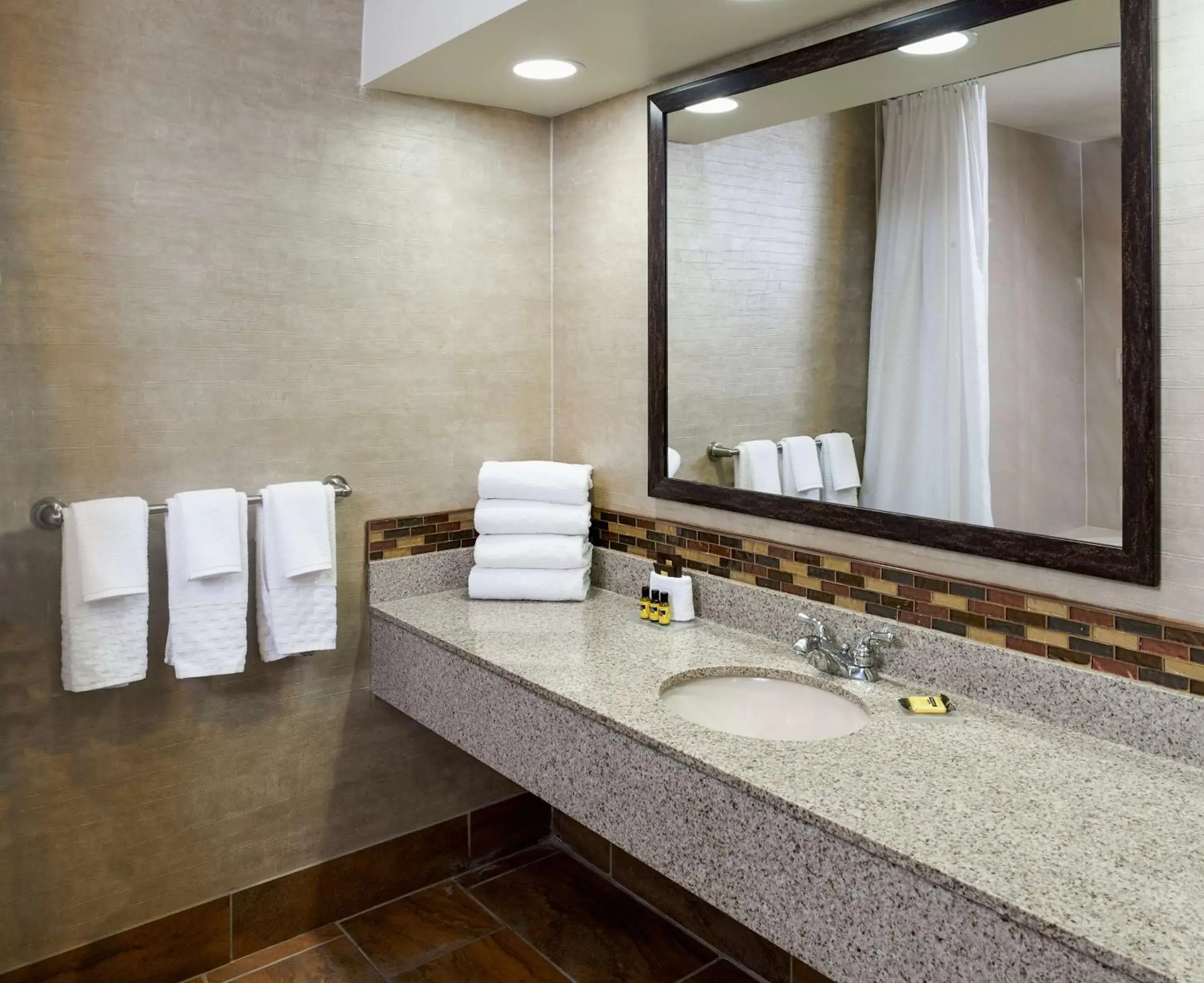 Bedroom, Bathroom in Squire Resort at the Grand Canyon, BW Signature Collection