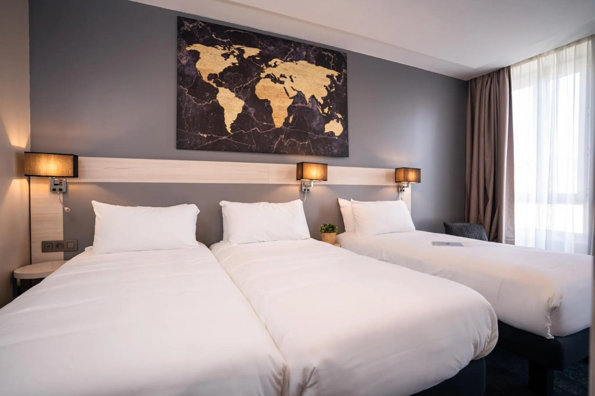 Bed in Hôtel Univers