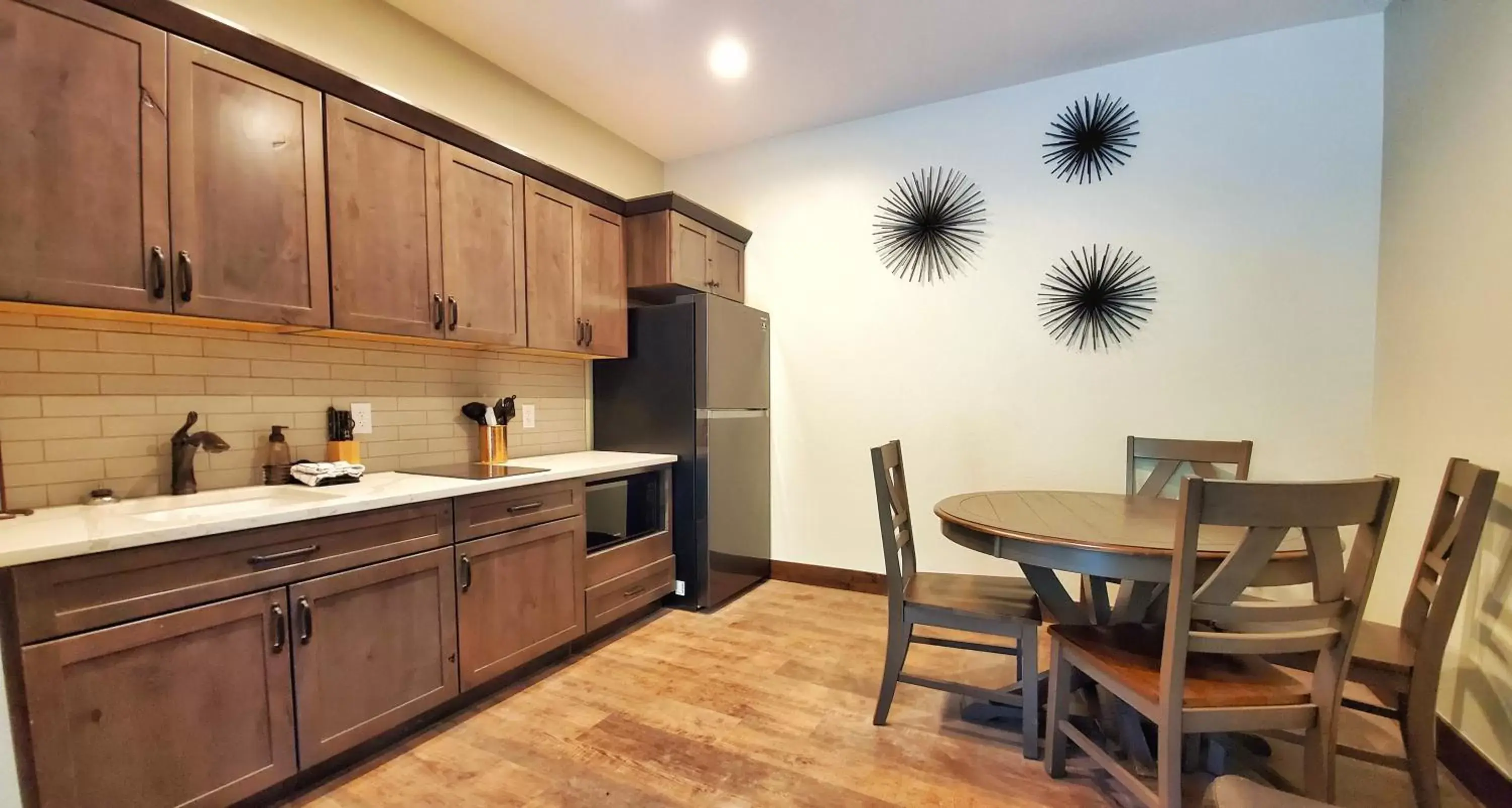 Kitchen or kitchenette, Kitchen/Kitchenette in The Inn on Fall River & Fall River Cabins