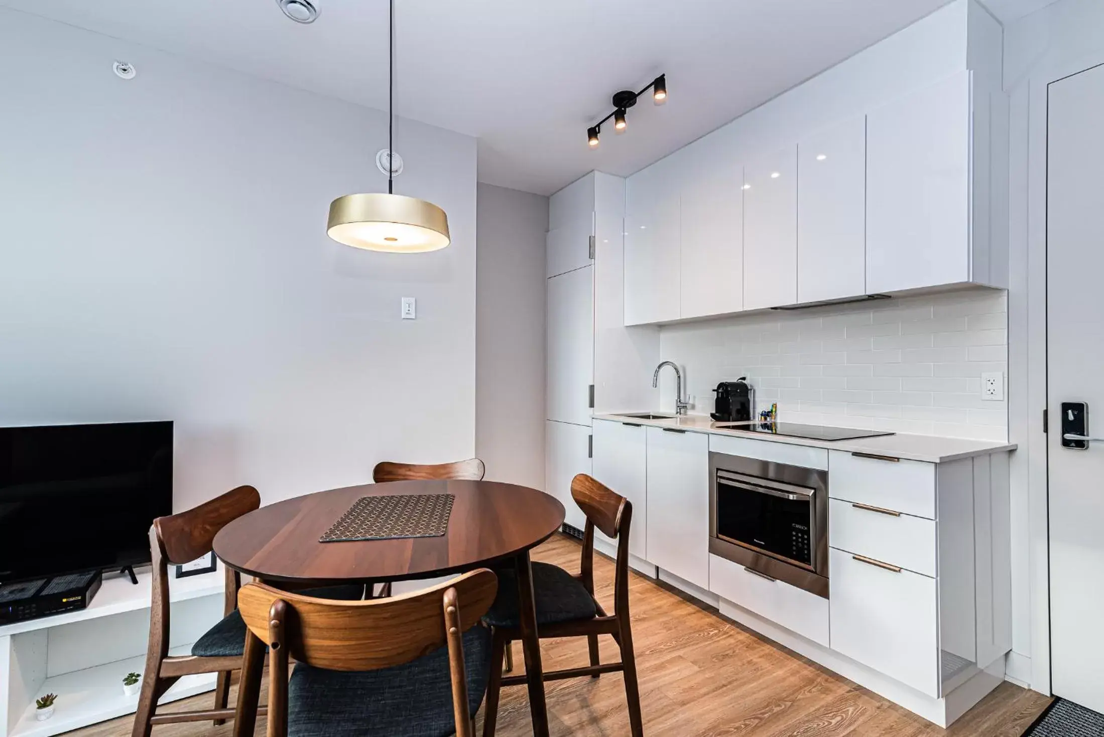 Kitchen or kitchenette, Dining Area in WRFY Griffintown Apartment