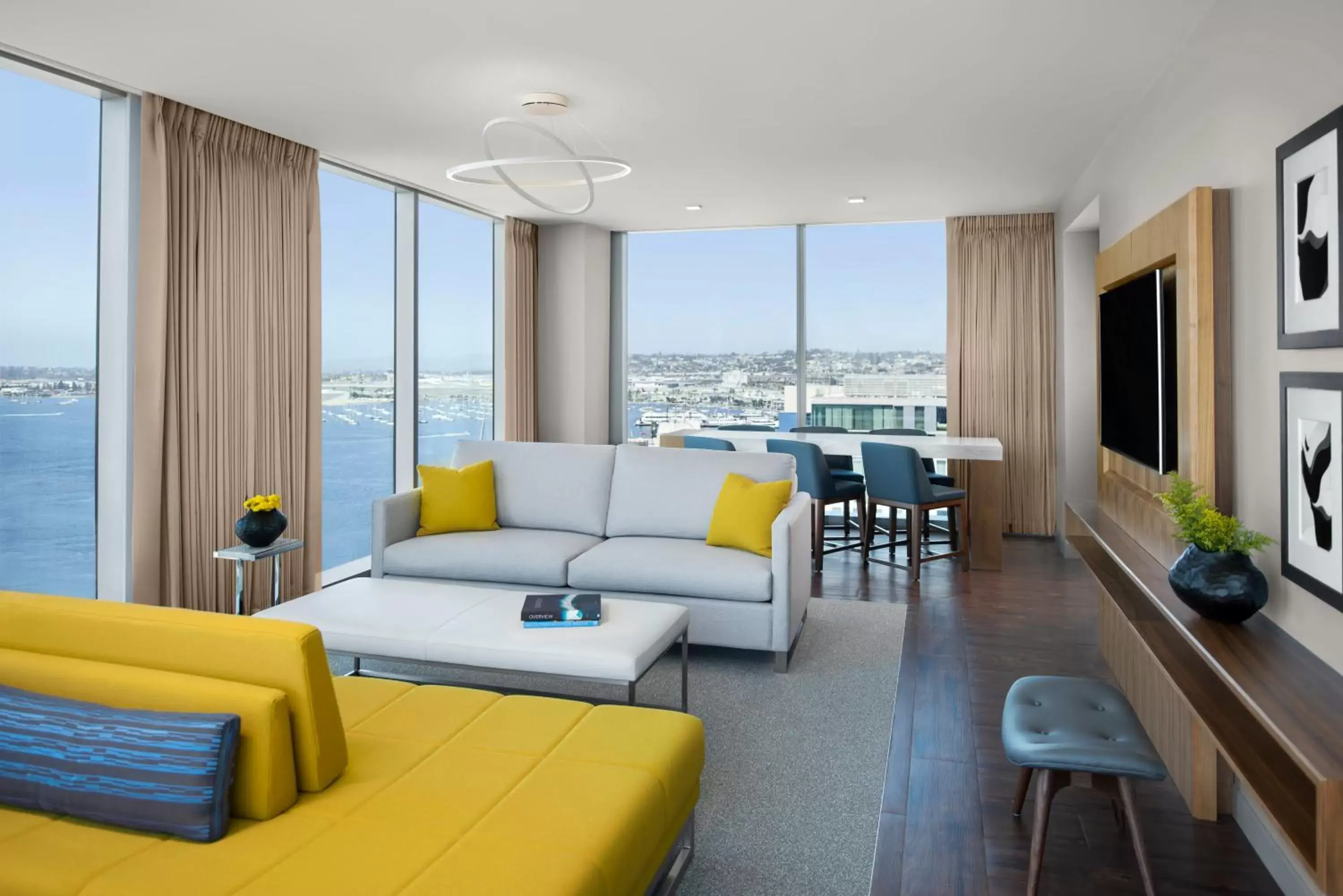 Photo of the whole room, Seating Area in InterContinental San Diego, an IHG Hotel