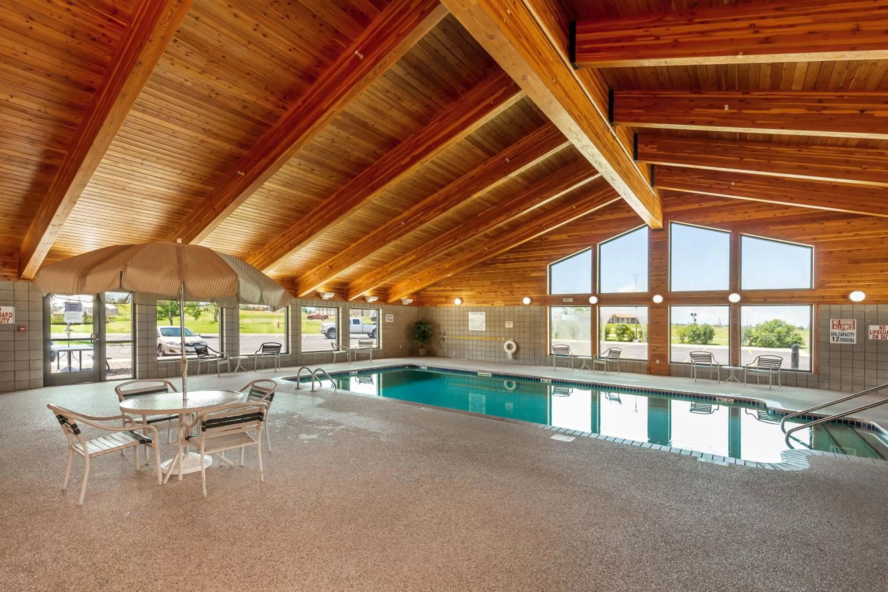 Swimming pool in MountainView Lodge and Suites