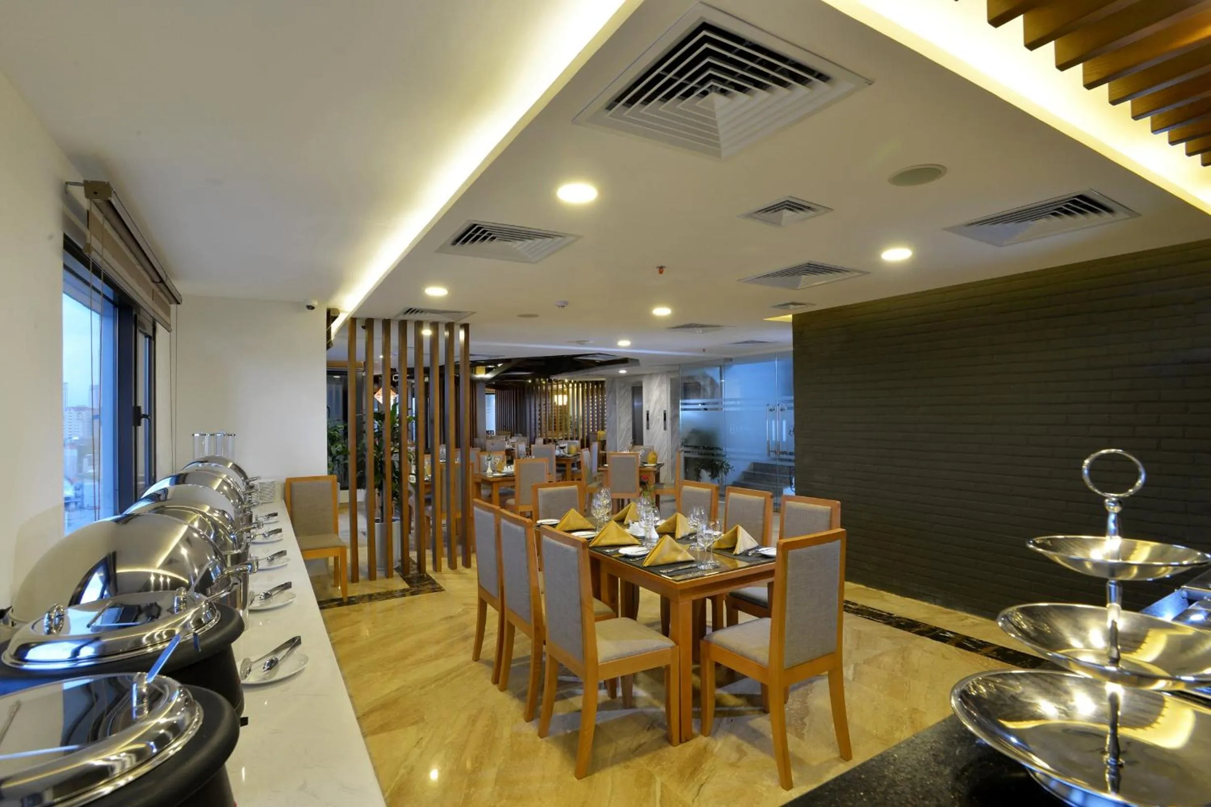 Restaurant/places to eat in London Hanoi Hotel