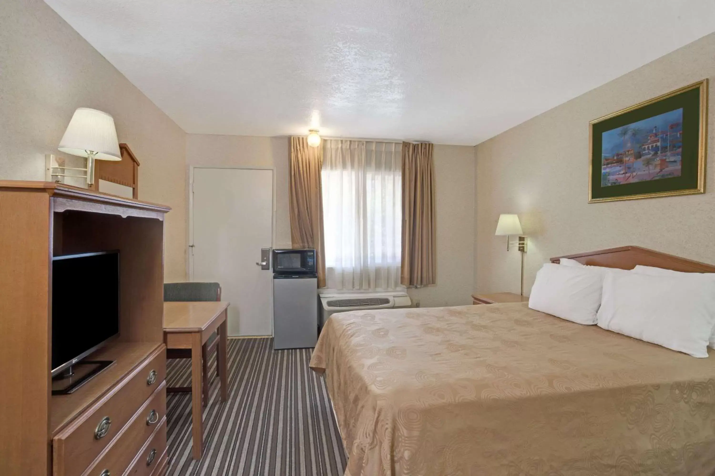 Photo of the whole room, Bed in Buena Park Inn