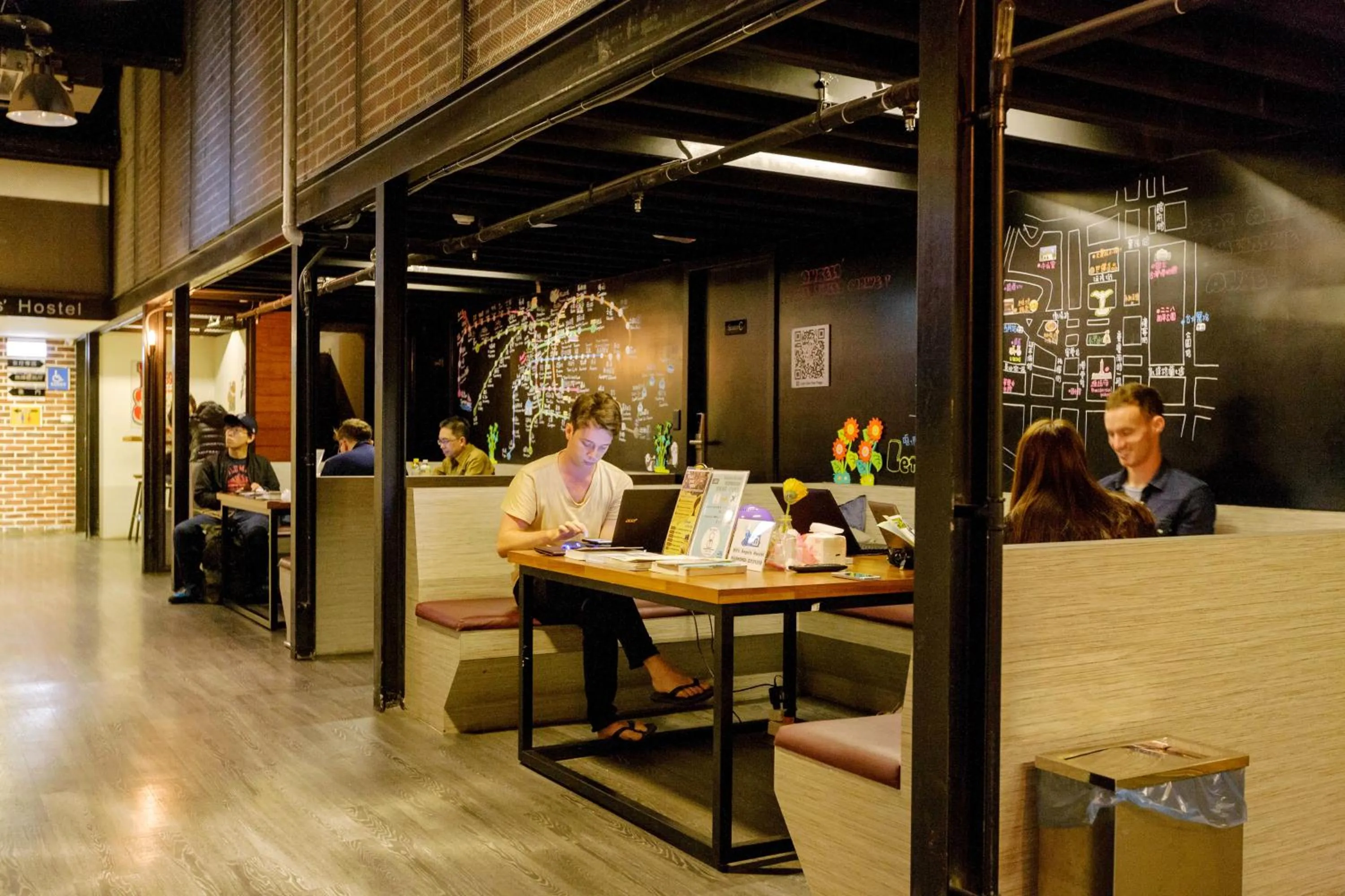 Communal lounge/ TV room in Angels Hostel Taipei Ximen