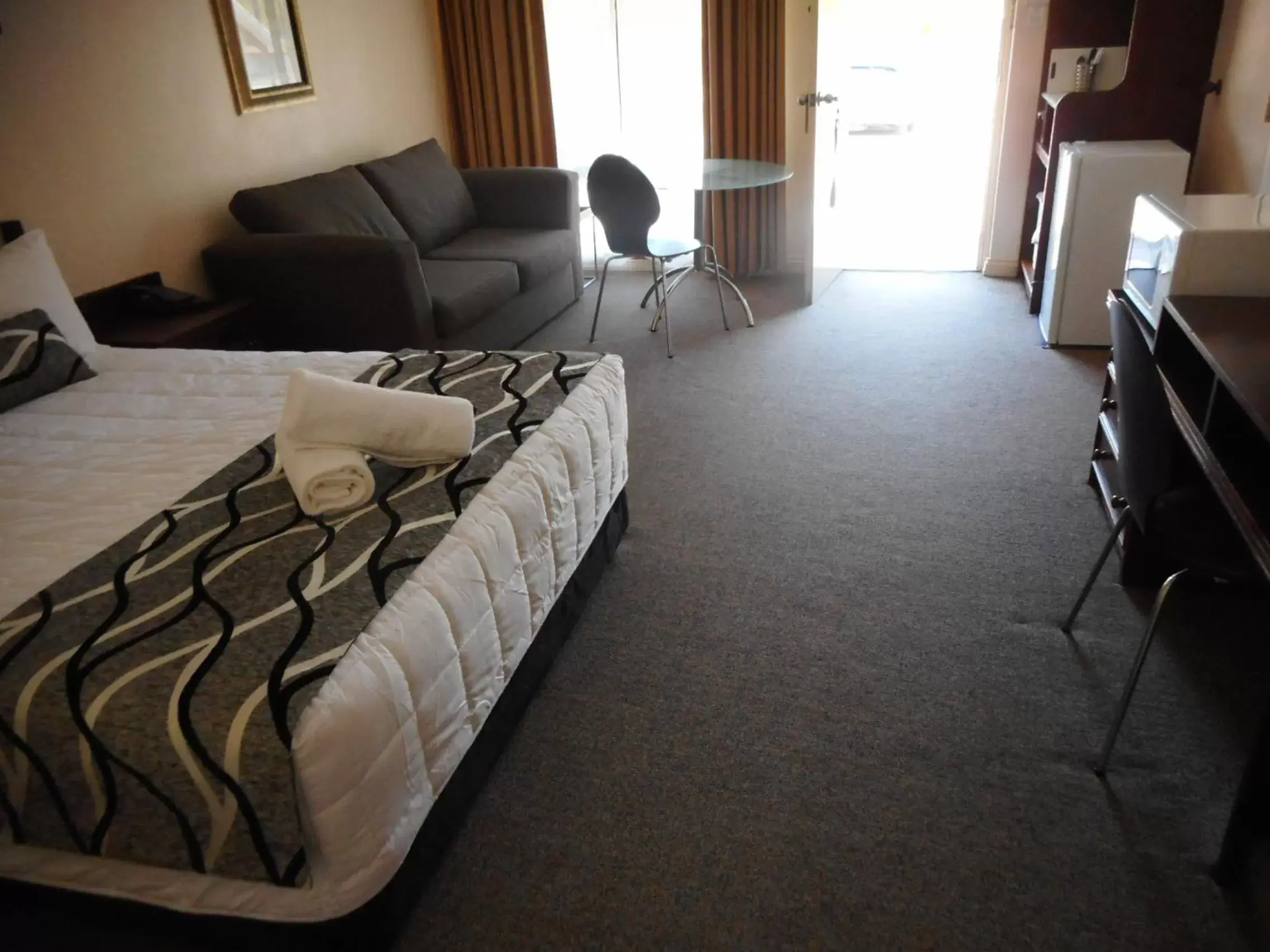 Photo of the whole room, Bed in Molly Morgan Motor Inn