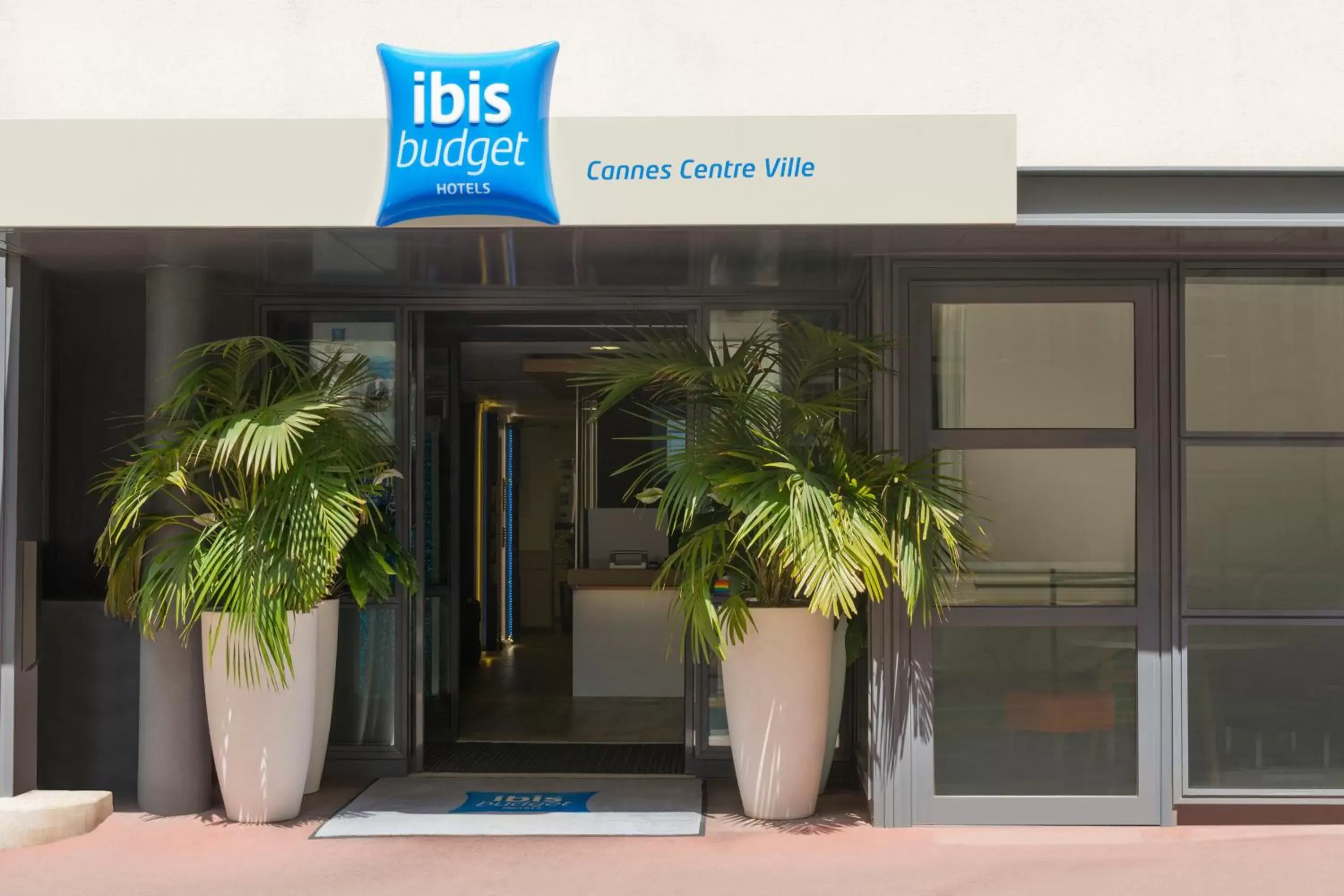 Facade/entrance in ibis budget Cannes Centre Ville
