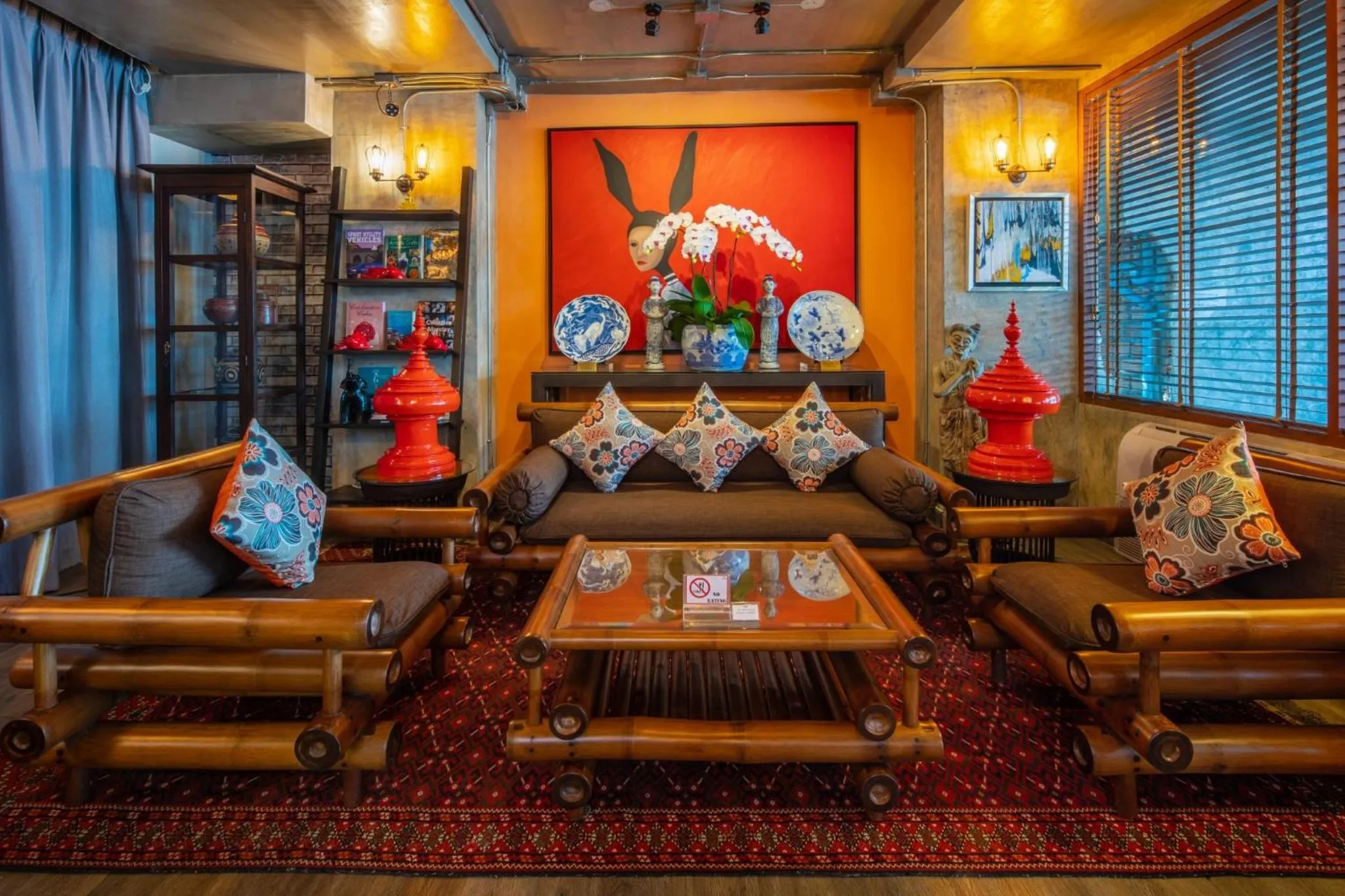 Communal lounge/ TV room in Chala Number 2 Art and Gallery