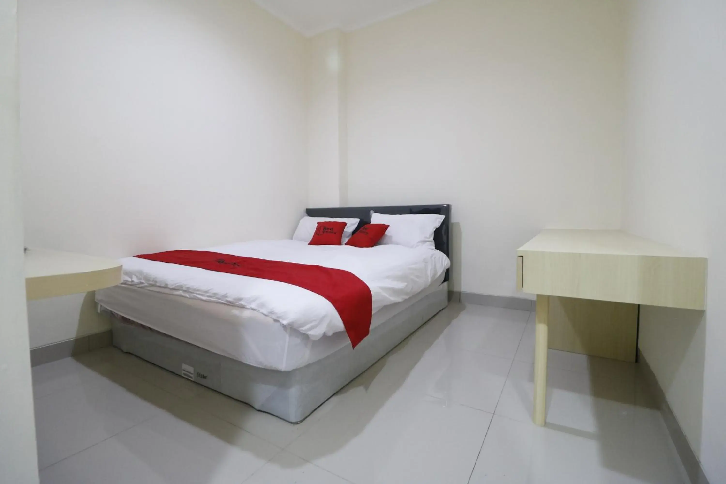 Bedroom, Bed in RedDoorz Plus near Mall Ciputra Jakarta