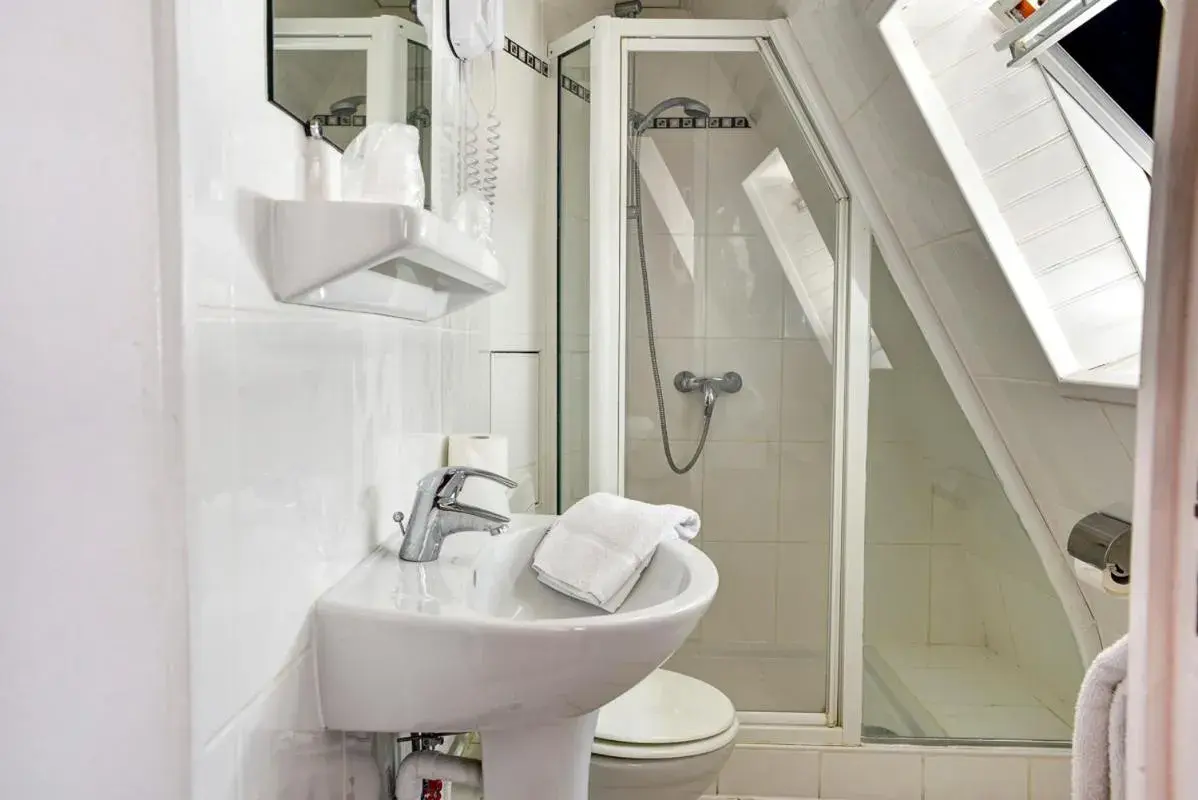 Bathroom in Hotel Paris Nord