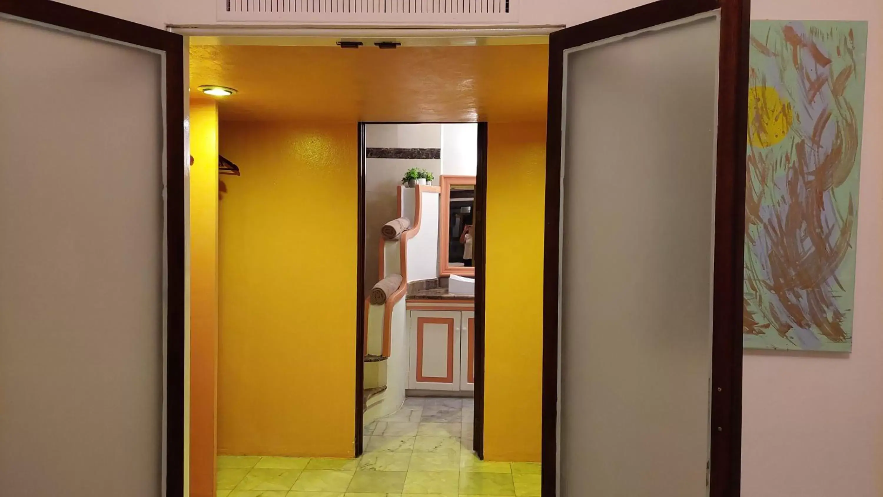 wardrobe, Bathroom in La Villa du Golf à Cancun Hotel Boutique