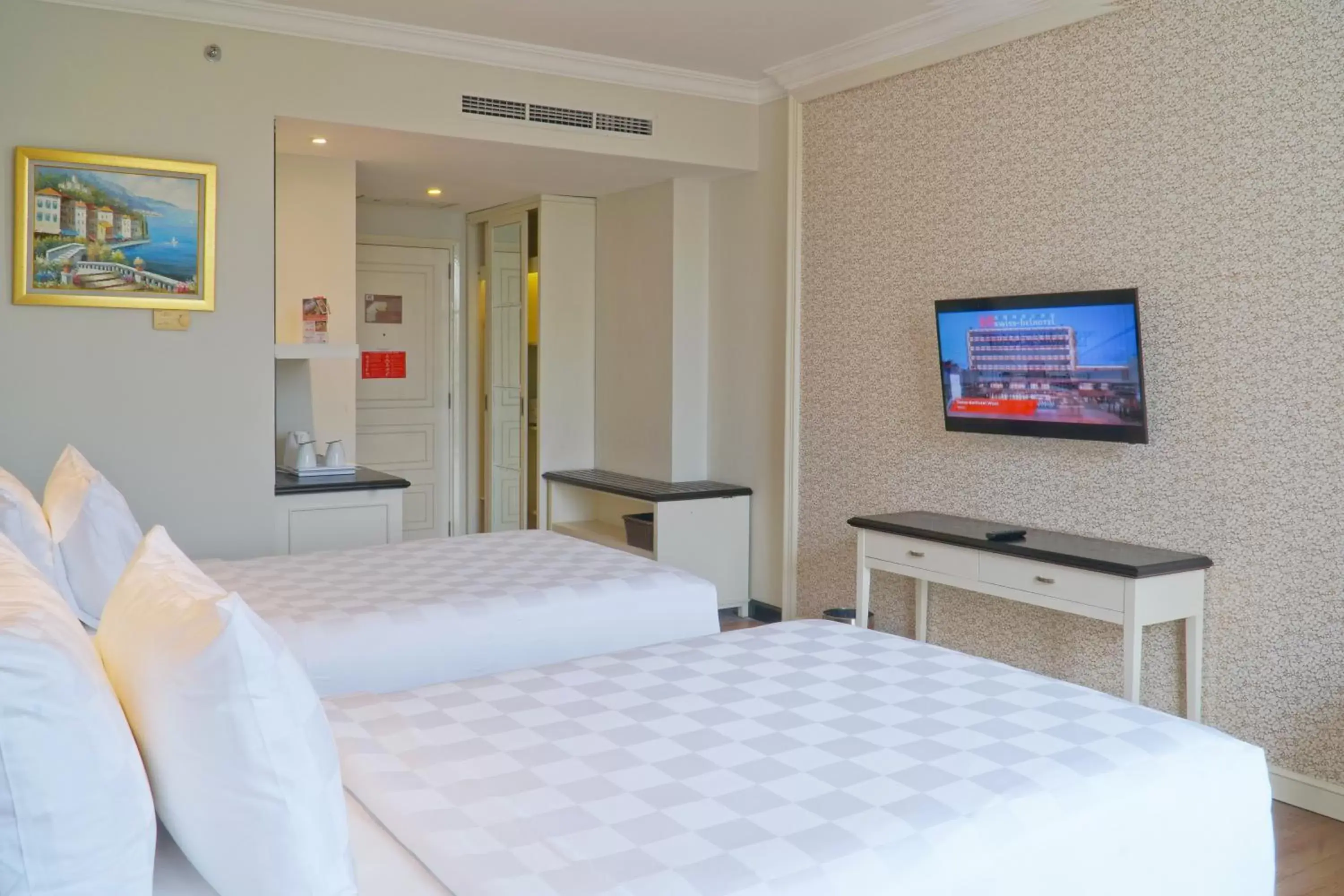 Bedroom, Bed in Swiss-Belhotel Lampung