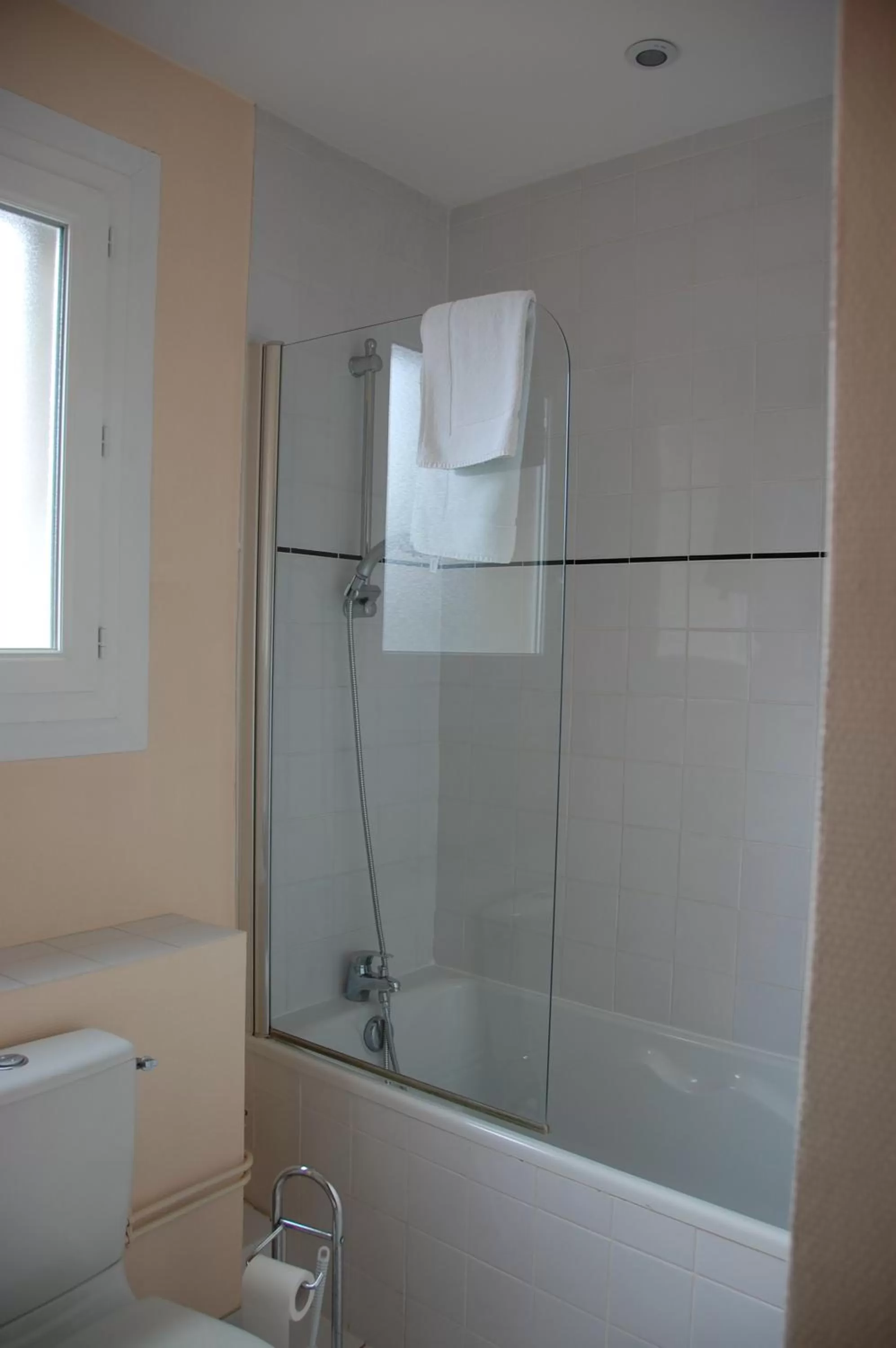 Bathroom in The Originals City, Hôtel Le Savoy, Caen