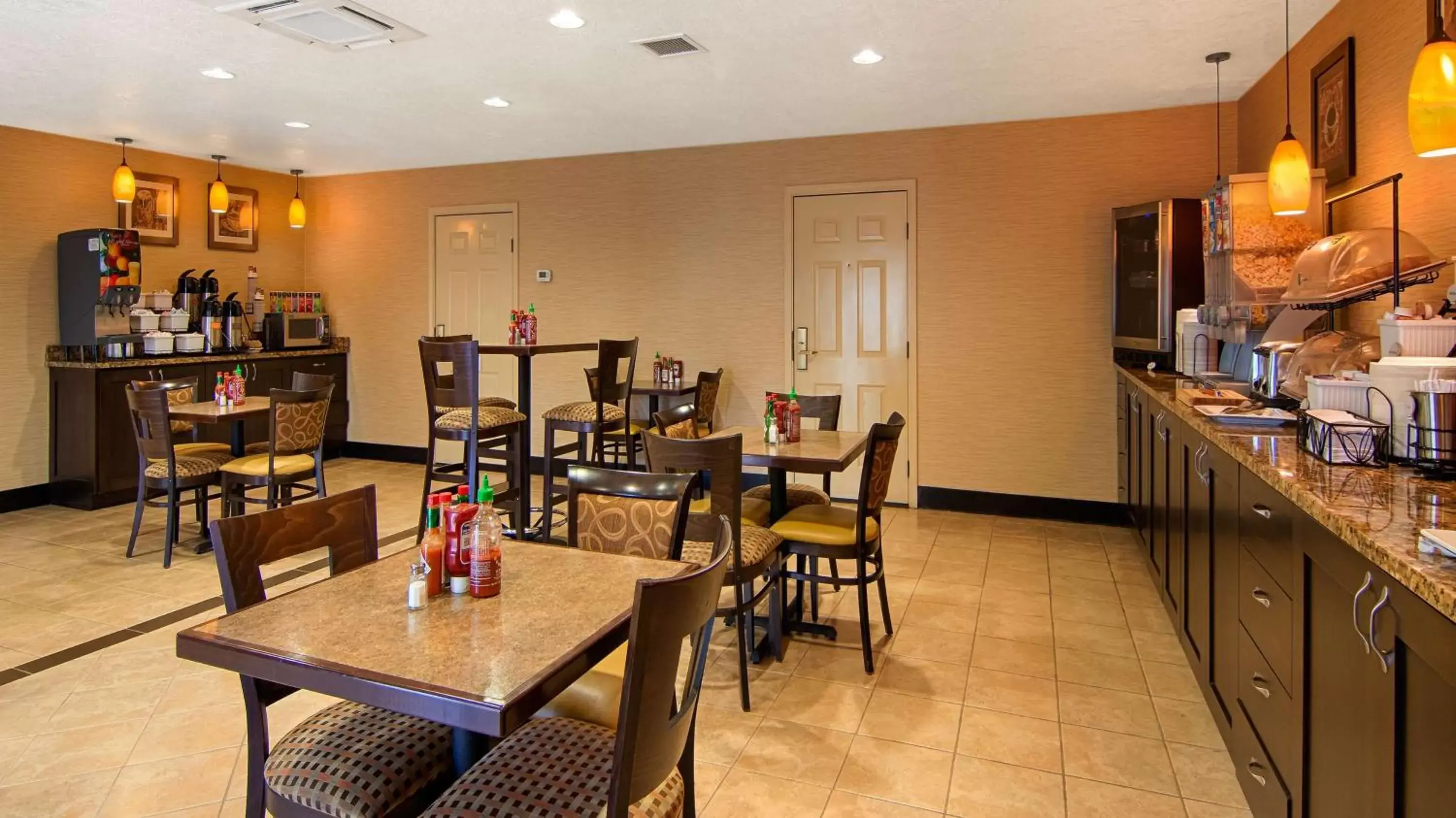 Restaurant/Places to Eat in Best Western Grand Manor Inn