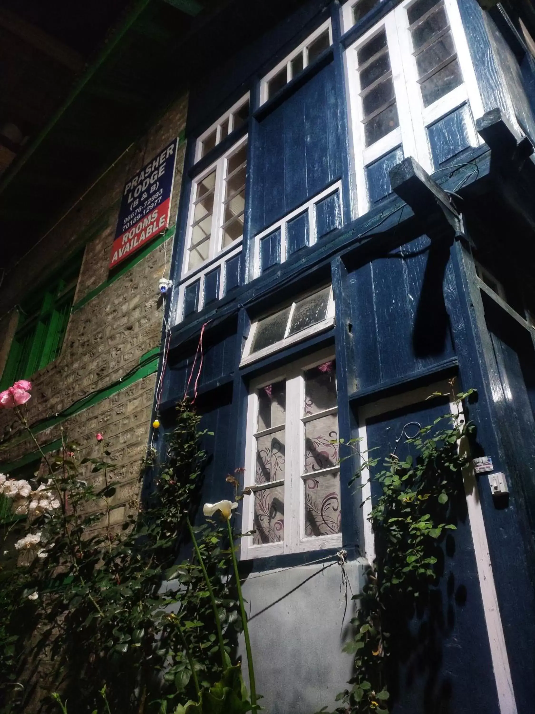 Property building in The Prasher Lodge Mall Road Manali Property building in The Prasher Lodge Mall Road Manali