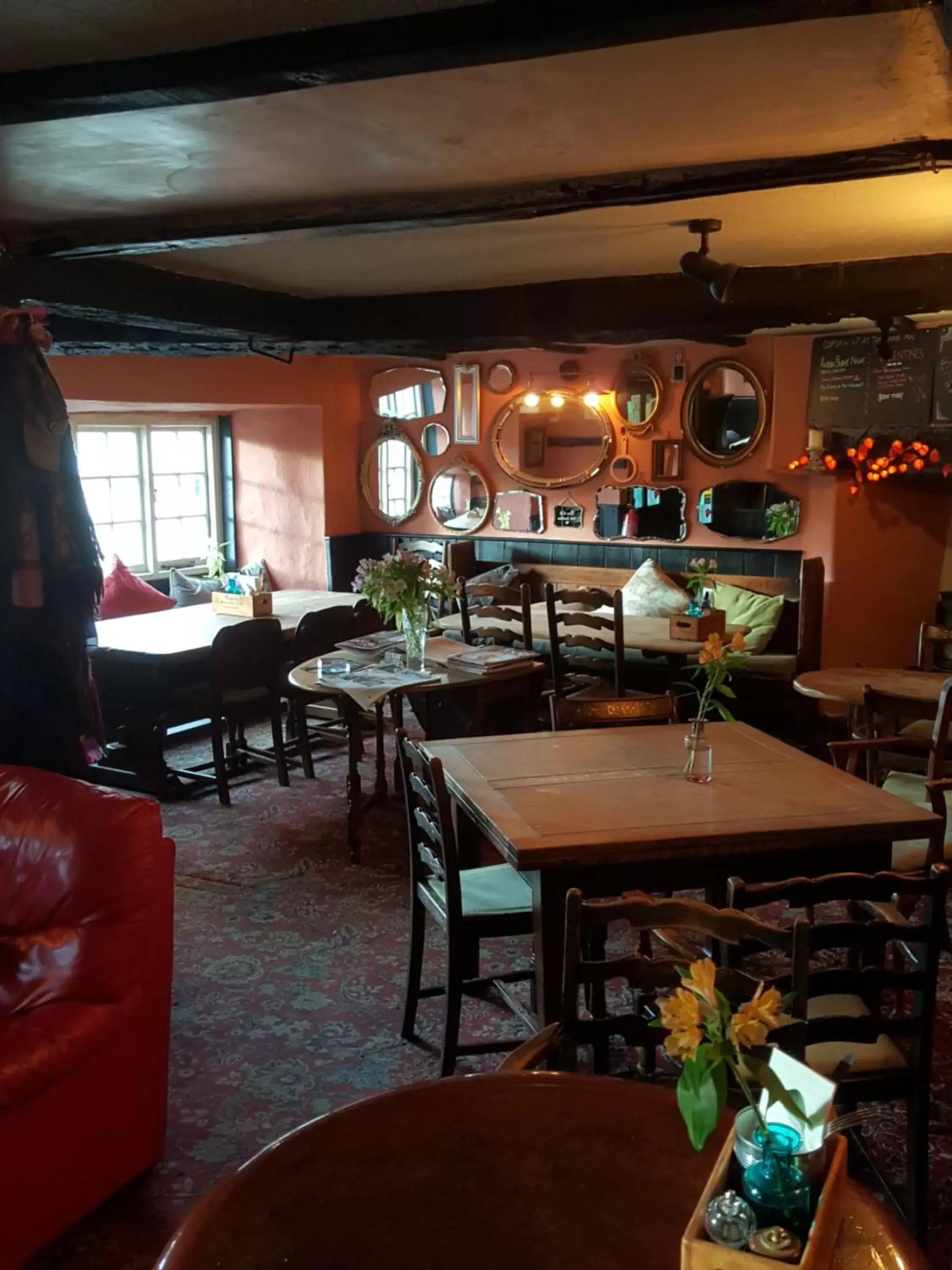 Restaurant/Places to Eat in The Lamb Inn