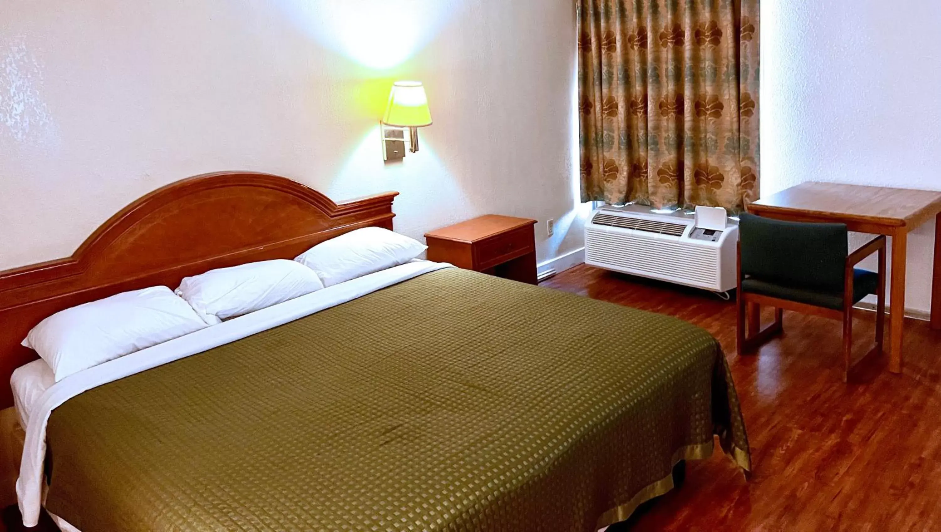 King Room - Smoking in Thunderbird Motel Hillsboro King Room - Smoking in Thunderbird Motel Hillsboro